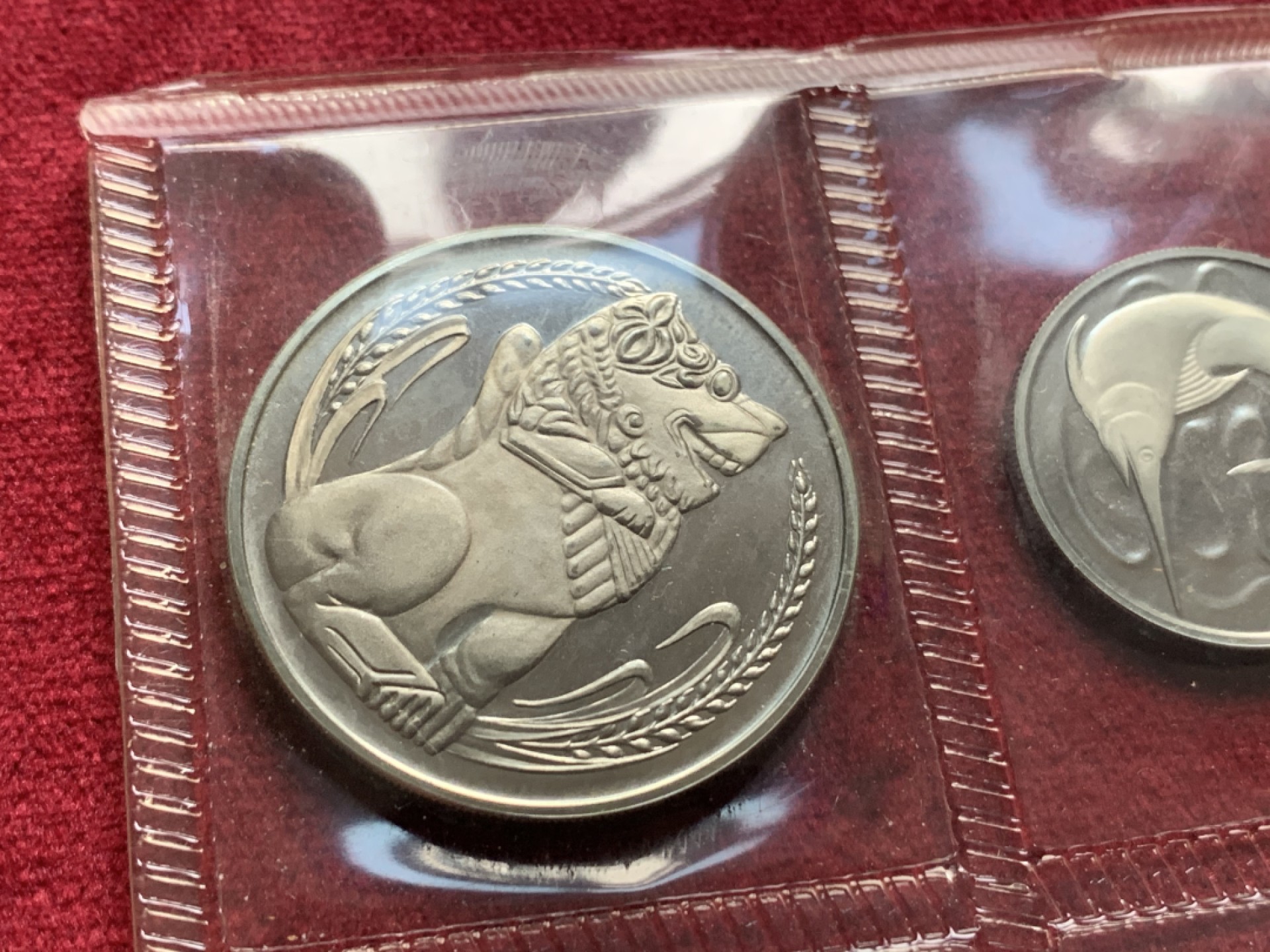 《竞宝斋》第63场-本周日 （全场不限金额包邮） 新加坡1968年原盒精制套币比第一年封装更加精细更少见