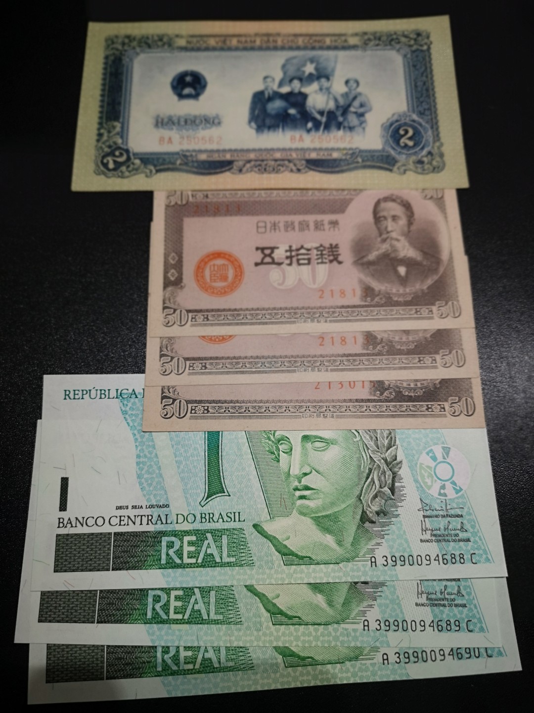 《外钞收藏家》第一百八十一期拍卖 越南2盾、日元三张 AU品相  巴西三张全新 一起
