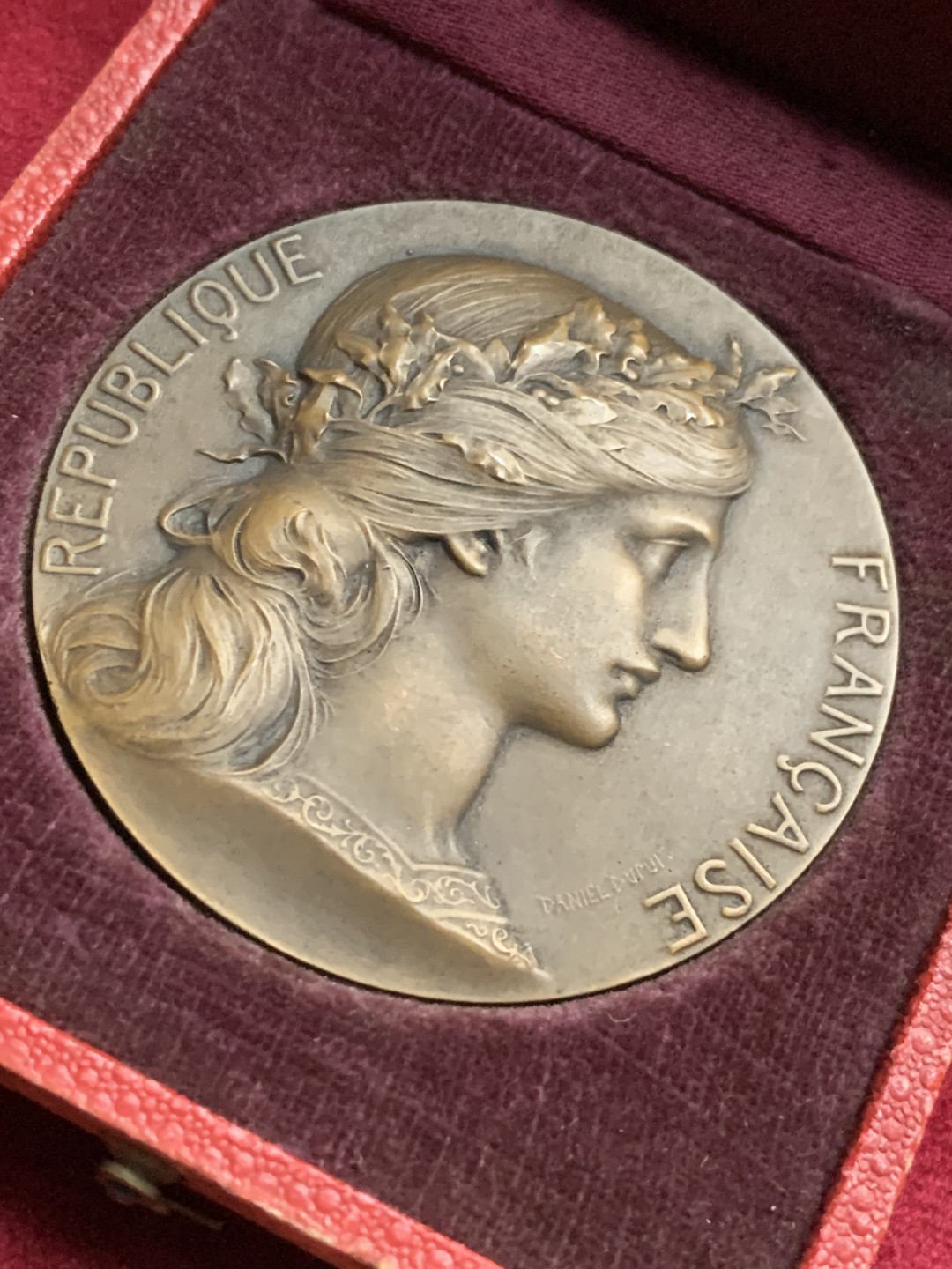 《竞宝斋》第63场-本周日 （全场不限金额包邮） 原盒法国1900年左右花环玛丽安娜军事准备大铜章丹尼尔杜普伊作品 50mm，62.5克，BRONZE铜标