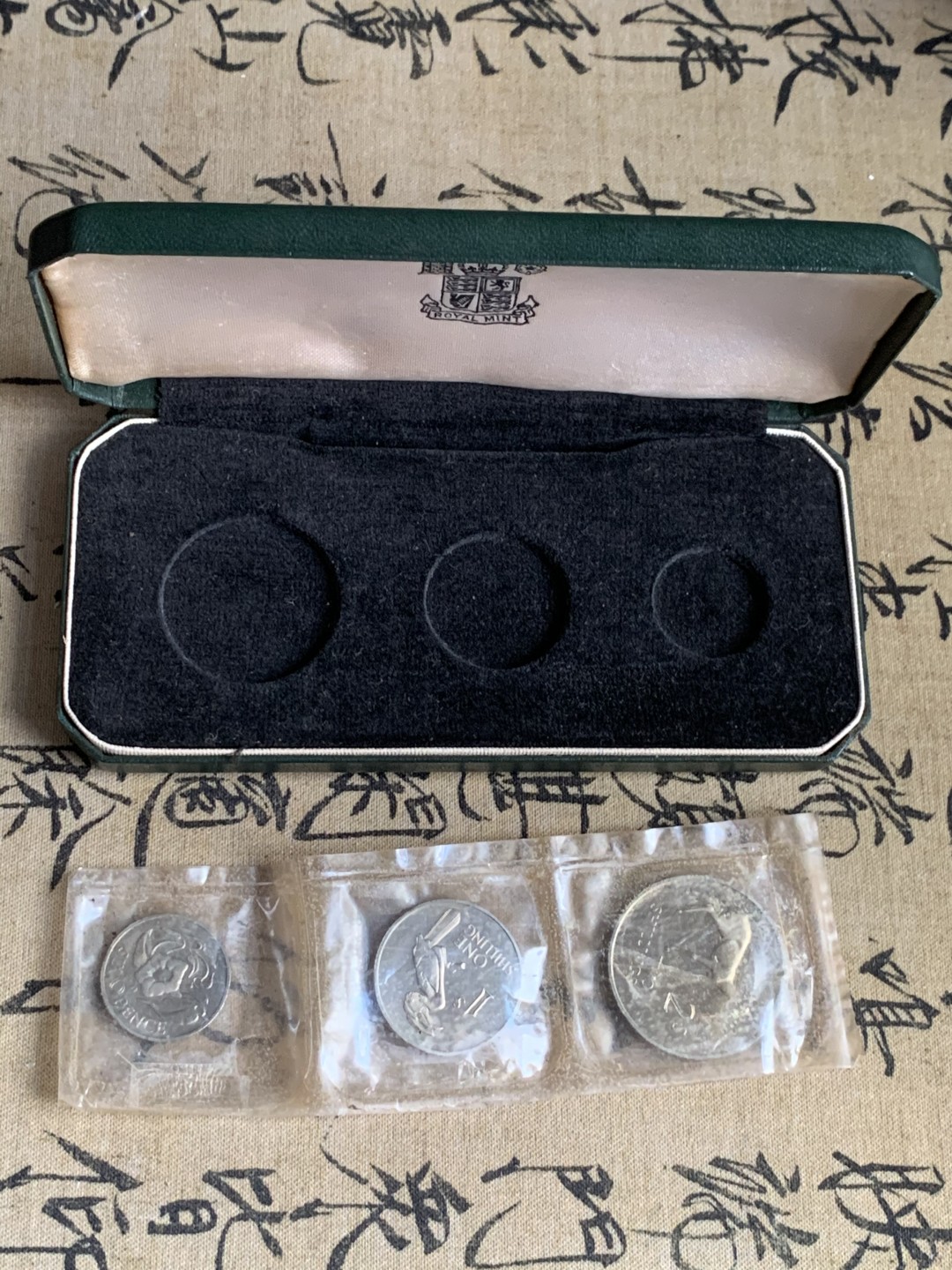 《竞宝斋》第63场-本周日 （全场不限金额包邮） 赞比亚原盒精制套币1964年精制套币独立后首套