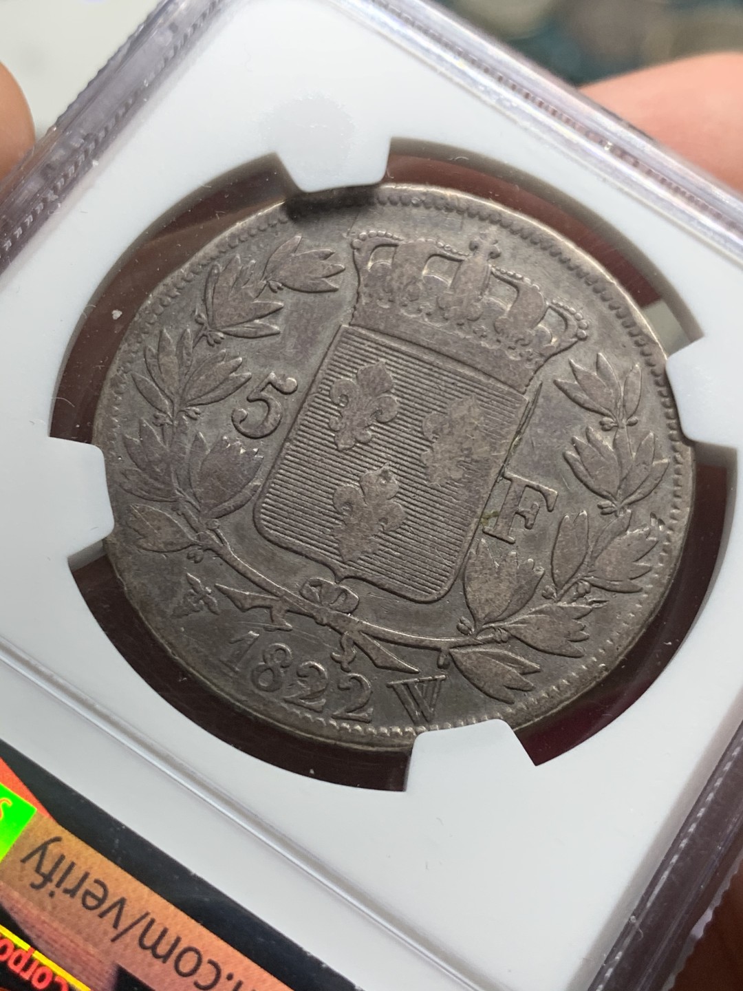 《竞宝斋》第63场-本周日 （全场不限金额包邮） 挑战最低分，ngc 10分1822年 法国 路易十八5法郎，其实背面细节还是不错的，人像面拉胯，w厂也是比较少见的厂别，典型的欧洲紫罗兰包浆，算个趣味品吧。