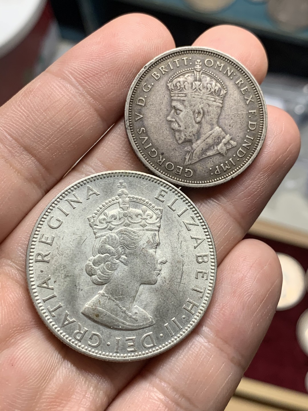 《竞宝斋》第63场-本周日 （全场不限金额包邮） 1964年英属百慕大1克朗大银币bu品相和1927年澳大利亚国会大厦落成纪念1弗洛林纪念银币好品一对。