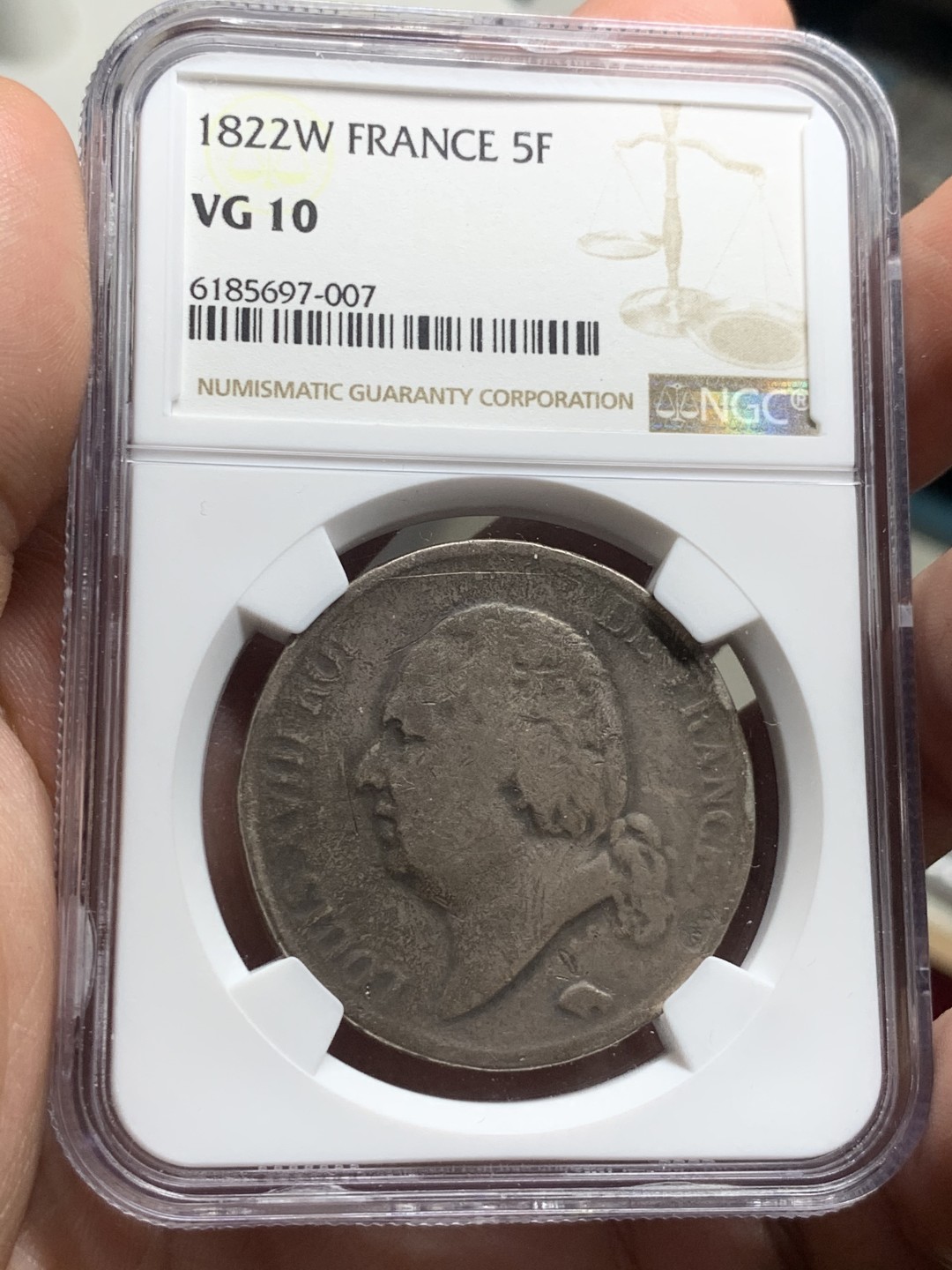 《竞宝斋》第63场-本周日 （全场不限金额包邮） 挑战最低分，ngc 10分1822年 法国 路易十八5法郎，其实背面细节还是不错的，人像面拉胯，w厂也是比较少见的厂别，典型的欧洲紫罗兰包浆，算个趣味品吧。