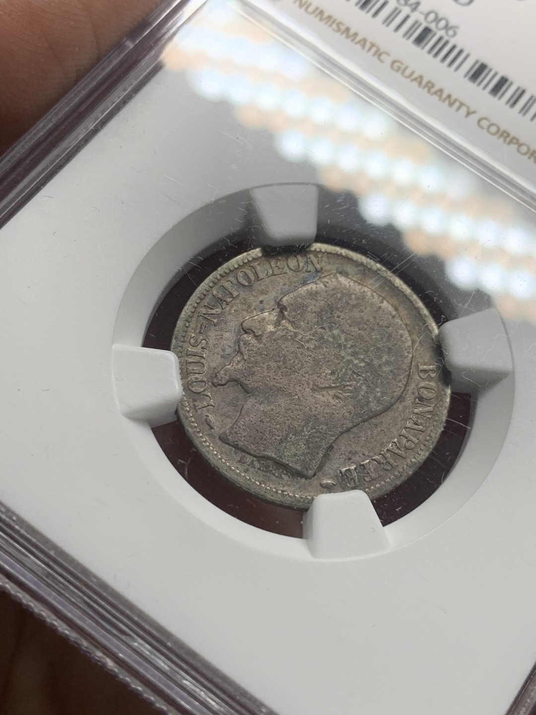 《竞宝斋》第63场-本周日 （全场不限金额包邮） ngc评级1852年拿破仑三世独年总统版1法郎，1法郎要比5法郎少见的多，流通极其充分，基本看不见好品，书价也极高，vf20就要80刀，同分5法郎只要30刀。