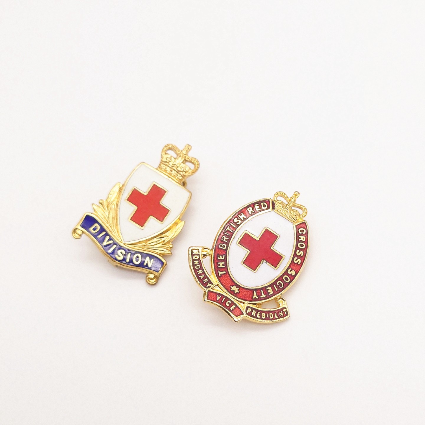 交易所6月11日群拍 英国红十字徽章一组