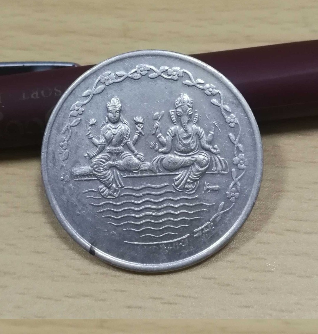北京马甸外国钱币专卖微拍第七十八期，外国金银币专场，陆续上新，欢迎光临 尼泊尔神像银章。直径：33mm。重量：10克，成色不详