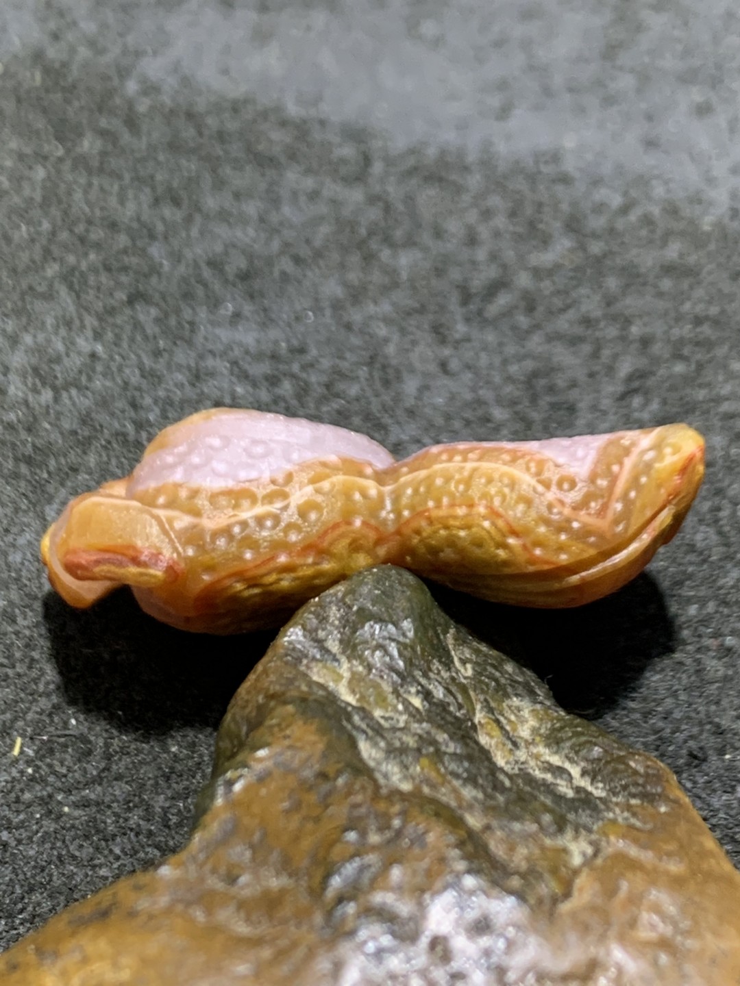 精美亚光高玉化战国红玛瑙花生吊坠一个，
