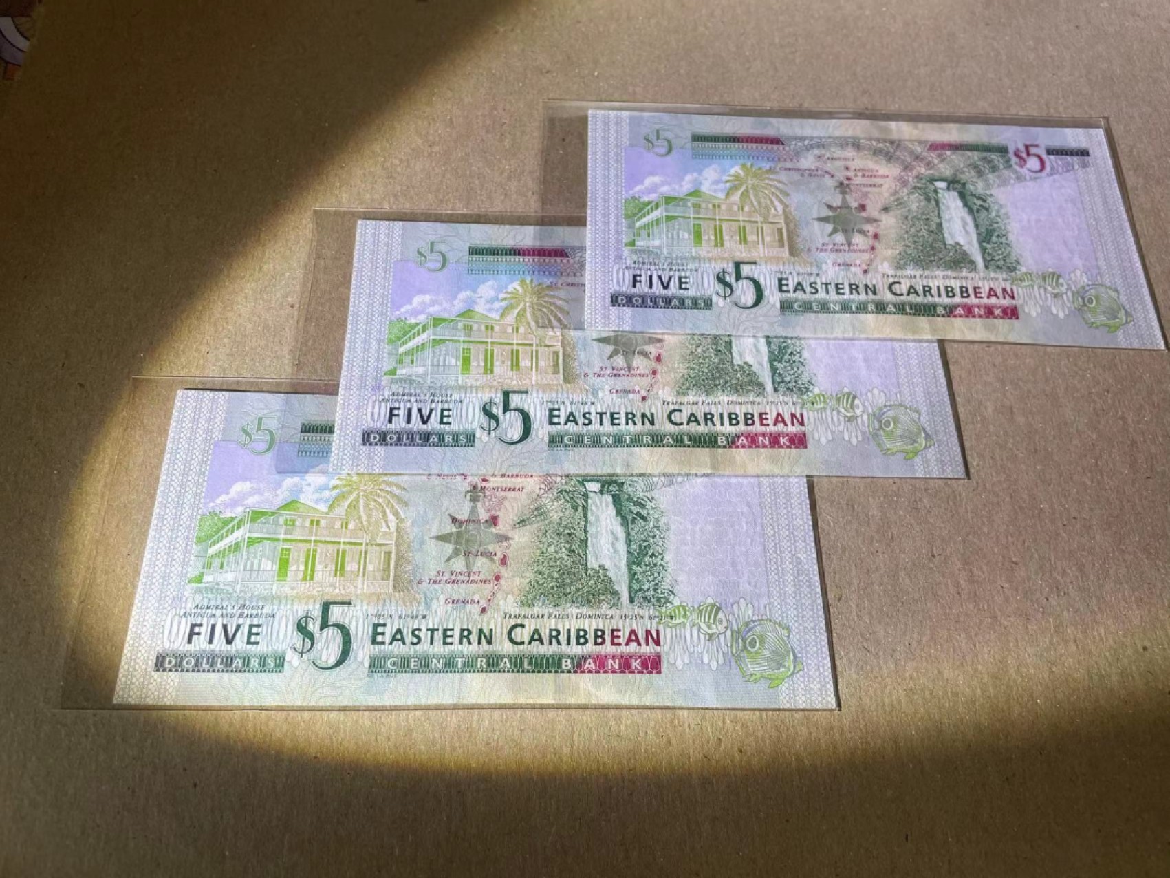 【Blue Auction】✨世界纸币精拍第190期【精】 【一组3张】东加勒比 5元 女王纸币一组 全新UNC