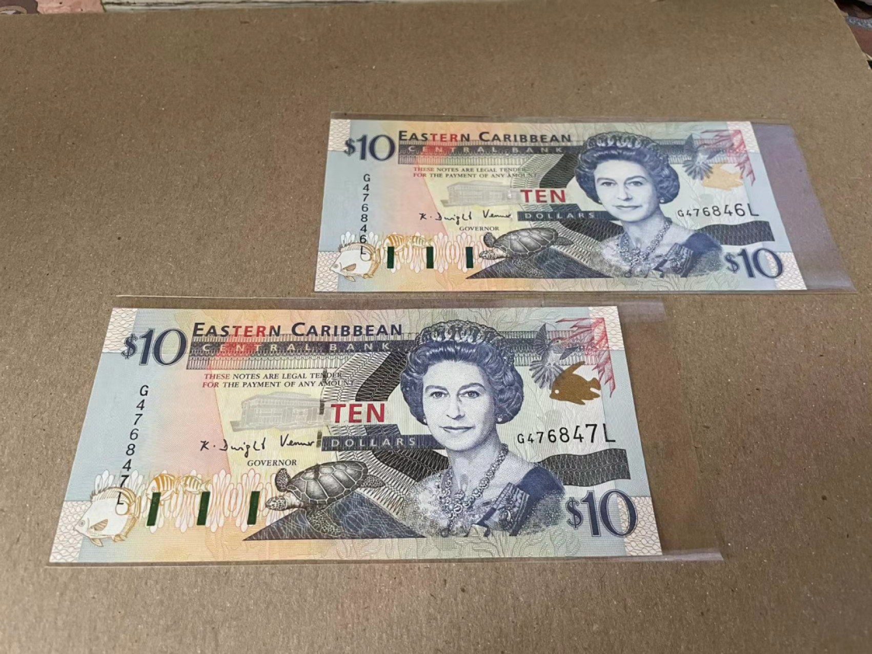 【Blue Auction】✨世界纸币精拍第190期【精】 【一组2张】东加勒比 10元 女王纸币一组 UNC- 轻微软折