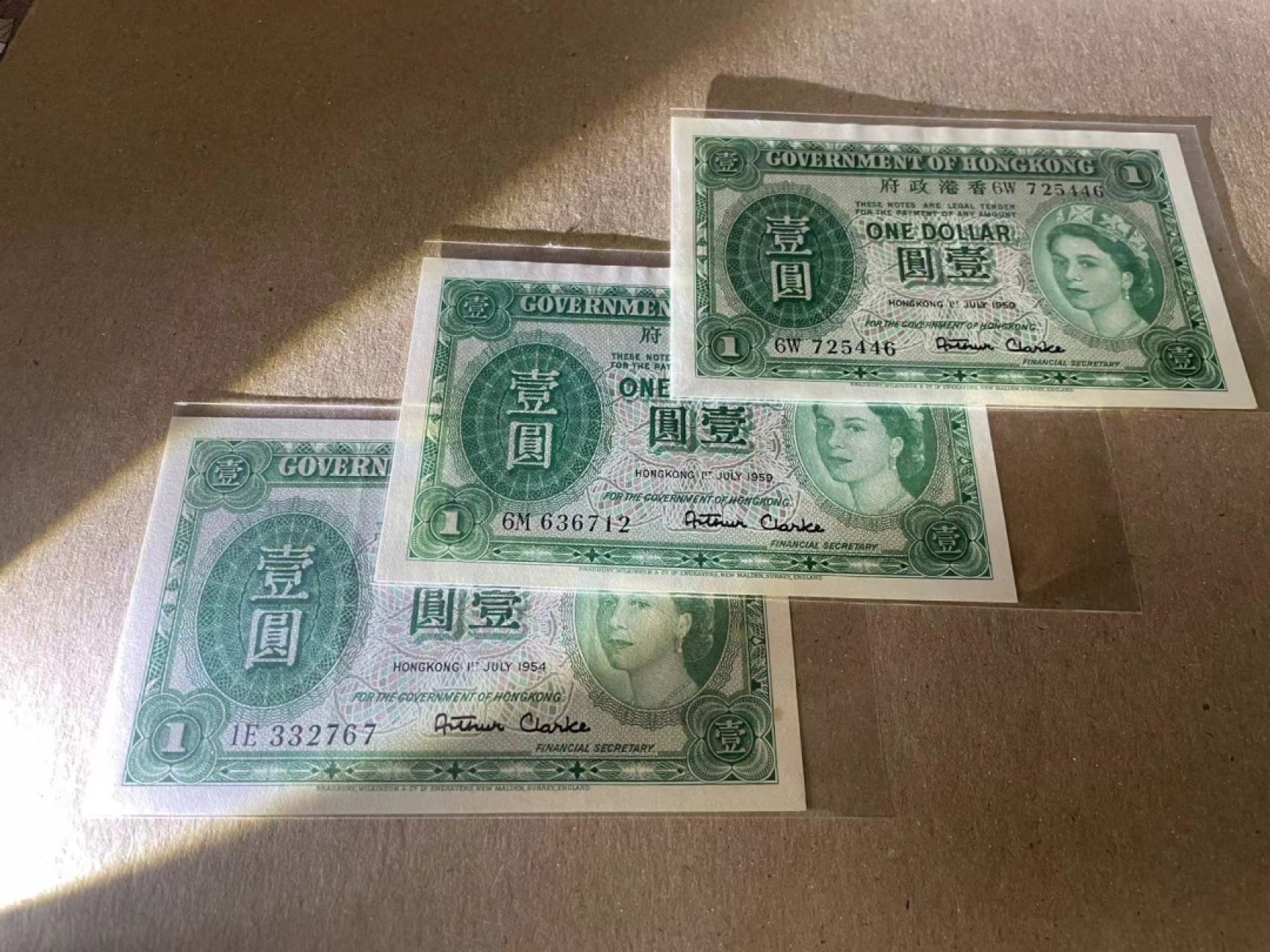 【Blue Auction】✨世界纸币精拍第190期【精】 【一组3张】香港 女王1元 品相如图