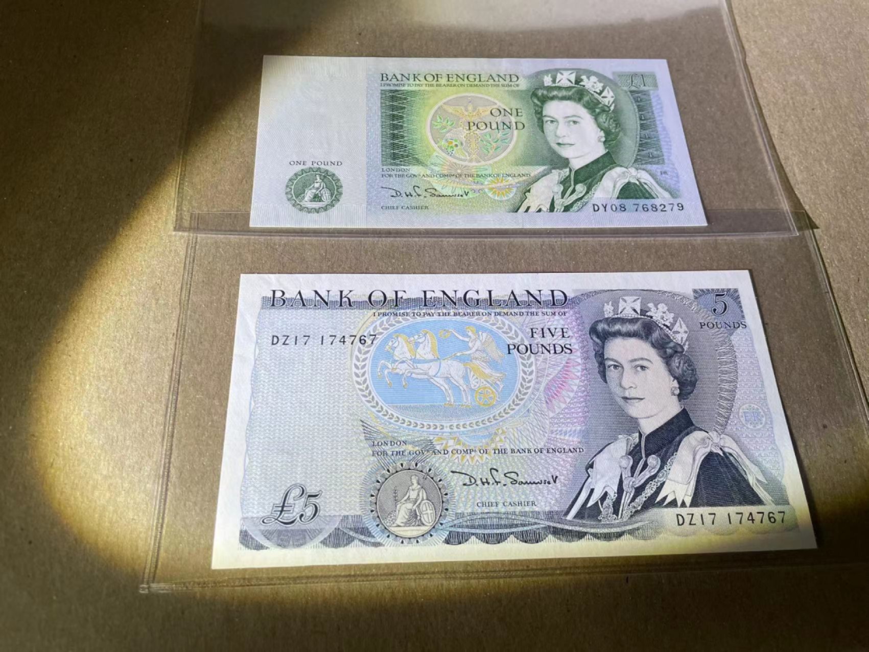 【Blue Auction】✨世界纸币精拍第190期【精】 【一组2张】英国 D序列1-5镑 UNC/UNC-