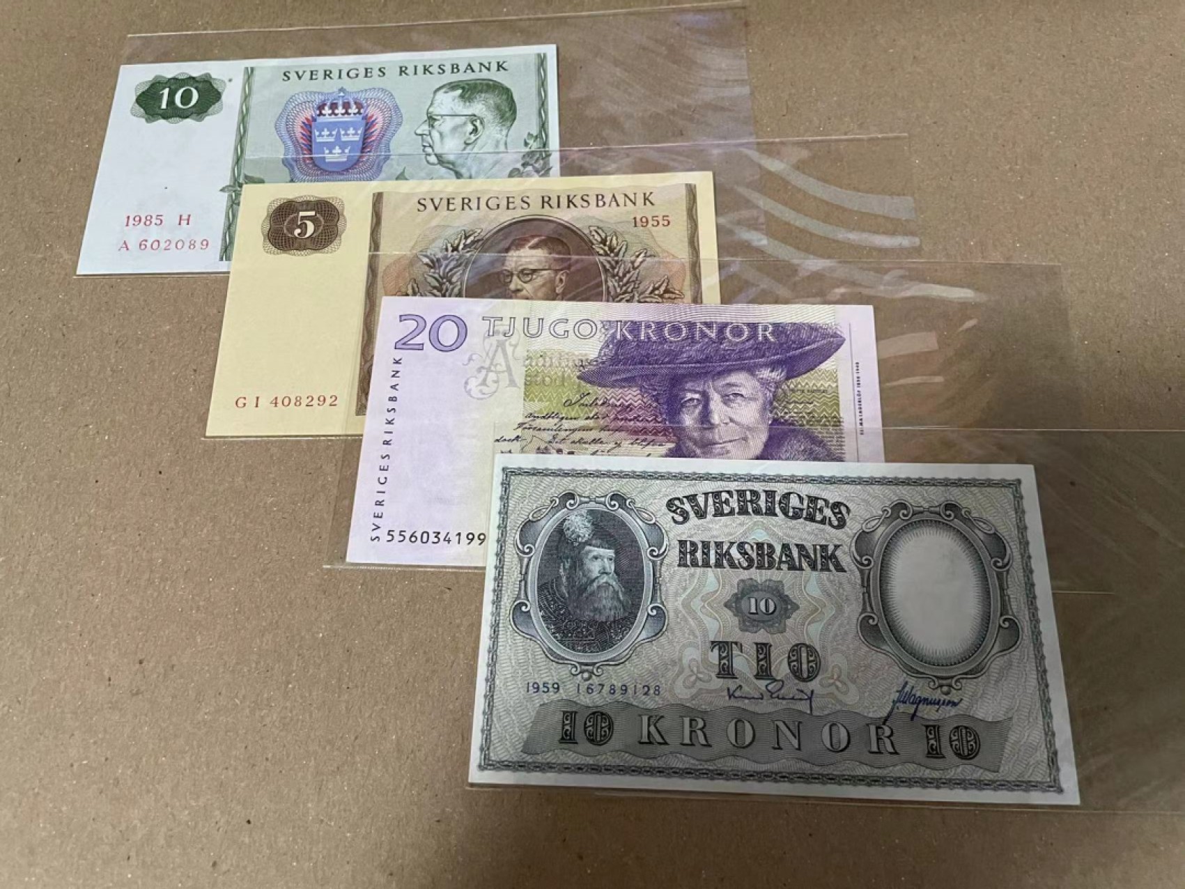 【Blue Auction】✨世界纸币精拍第190期【精】 【一组4张】瑞典5-10-20克朗一组 第一张10克朗有污斑&20克朗品相如图，其余2张全新UNC