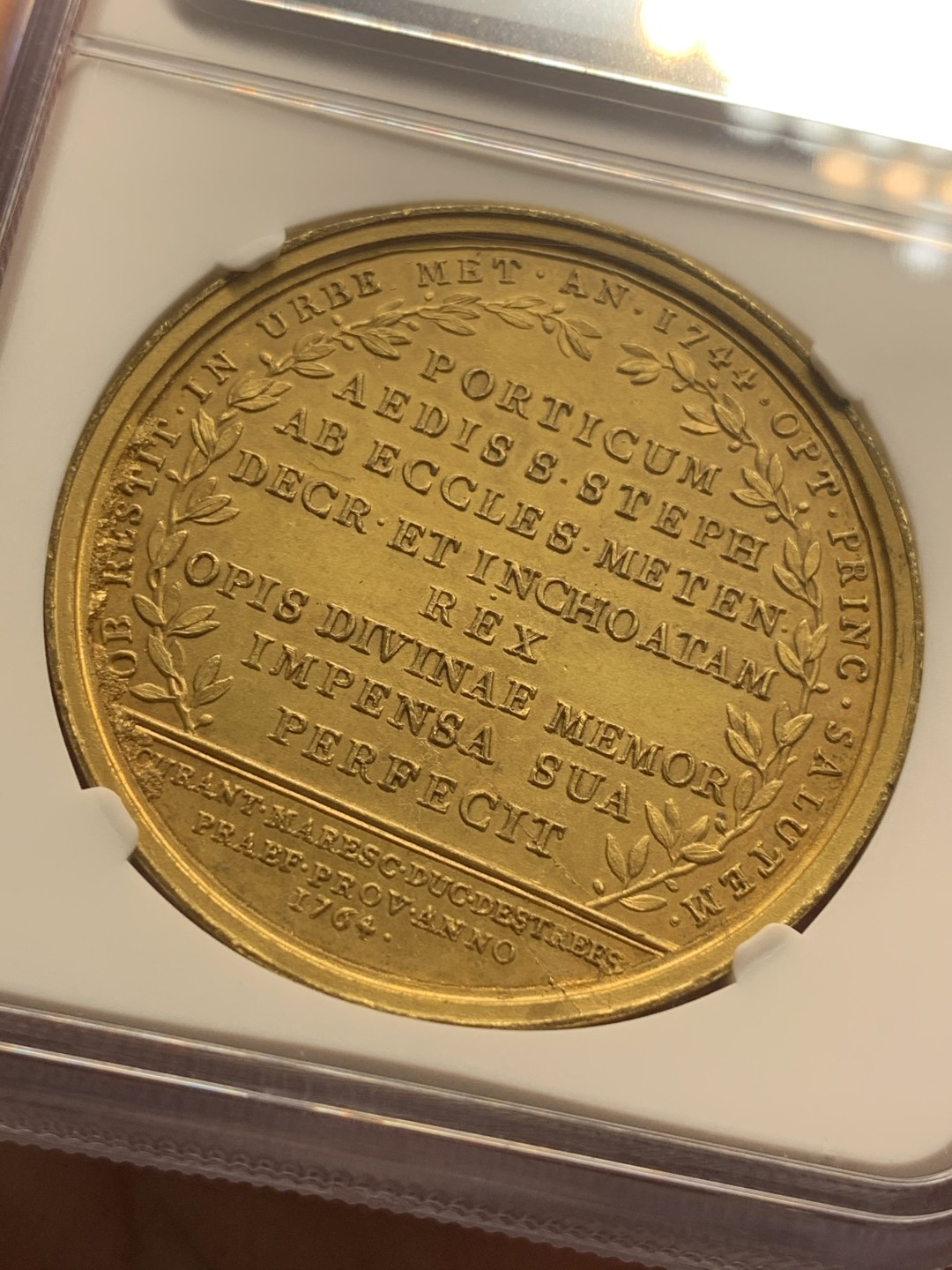 《竞宝斋》中天佳节（端午节特拍）6月12日-周日-第64场 NGC MS63 法国1763年路易十五教堂重建高浮雕镀金纪念章  状态难得，发髻清晰无磨损 加厚盒装