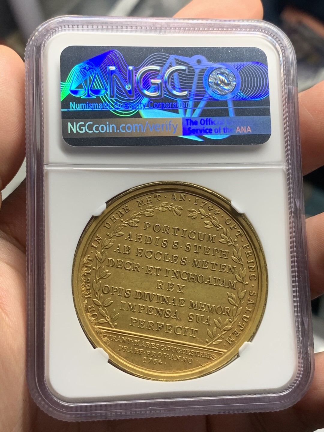 《竞宝斋》中天佳节（端午节特拍）6月12日-周日-第64场 NGC MS63 法国1763年路易十五教堂重建高浮雕镀金纪念章  状态难得，发髻清晰无磨损 加厚盒装