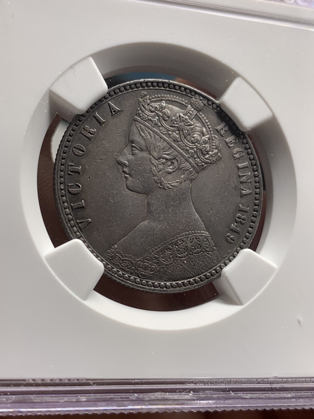 《竞宝斋》中天佳节（端午节特拍）6月12日-周日-第64场 NGC-AU 英国 1849年 哥特福林 这是此版的第一个款式 早期较少 经典黑包浆现在上海基本不给分