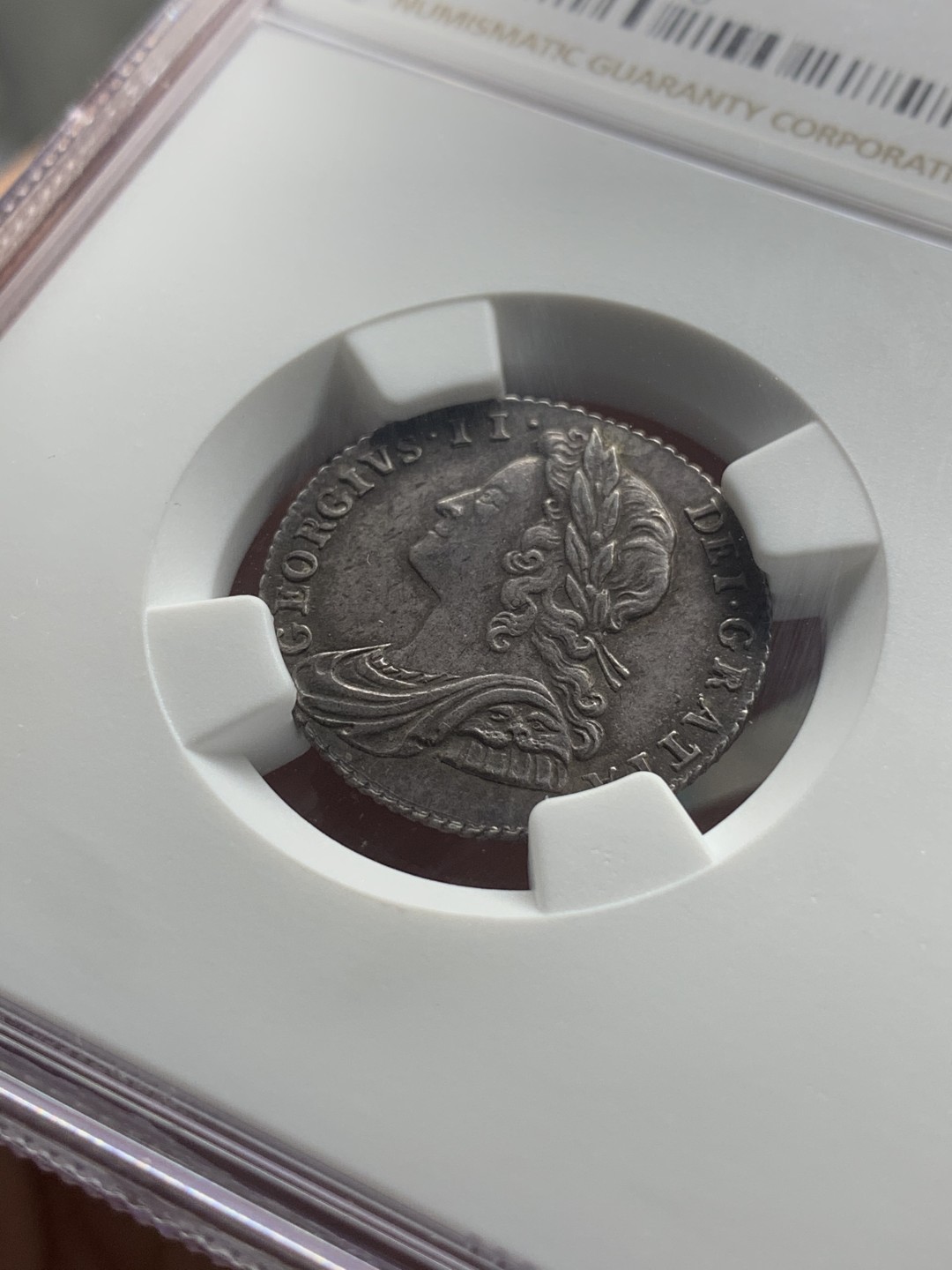 《竞宝斋》中天佳节（端午节特拍）6月12日-周日-第64场 NGC MS62 英国 乔治二世 1732 青年头像 玫瑰与羽毛 6便士银币 细节，包浆都非常难得