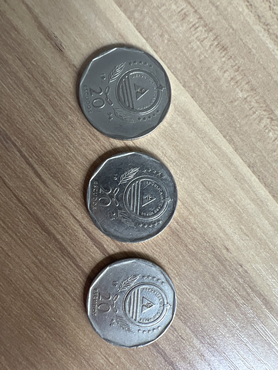 泡泡堂外币首拍 佛得角20埃斯库多三枚