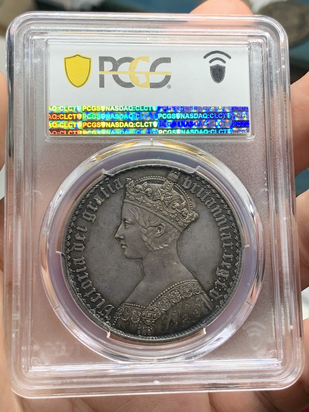 《竞宝斋》中天佳节（端午节特拍）6月12日-周日-第64场 百年经典 PCGS-PR61 英国1847年 维多利亚女王 哥特克朗 五彩包浆 PF精制 精美的花纹 近两百年的传承 钱币收藏者的终身追求