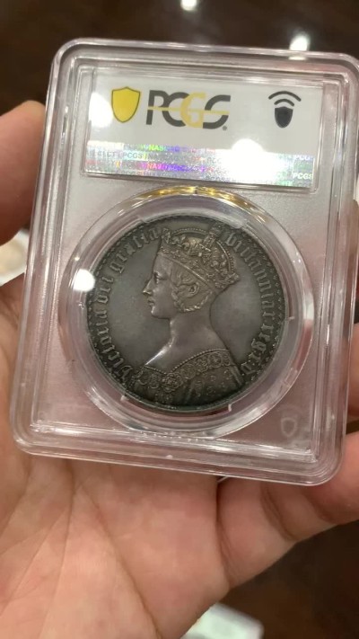 《竞宝斋》中天佳节（端午节特拍）6月12日-周日-第64场 百年经典 PCGS-PR61 英国1847年 维多利亚女王 哥特克朗 五彩包浆 PF精制 精美的花纹 近两百年的传承 钱币收藏者的终身追求