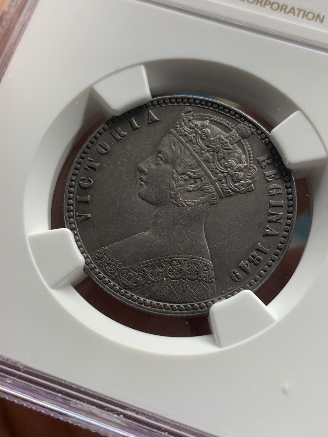 《竞宝斋》中天佳节（端午节特拍）6月12日-周日-第64场 NGC-AU 英国 1849年 哥特福林 这是此版的第一个款式 早期较少 经典黑包浆现在上海基本不给分