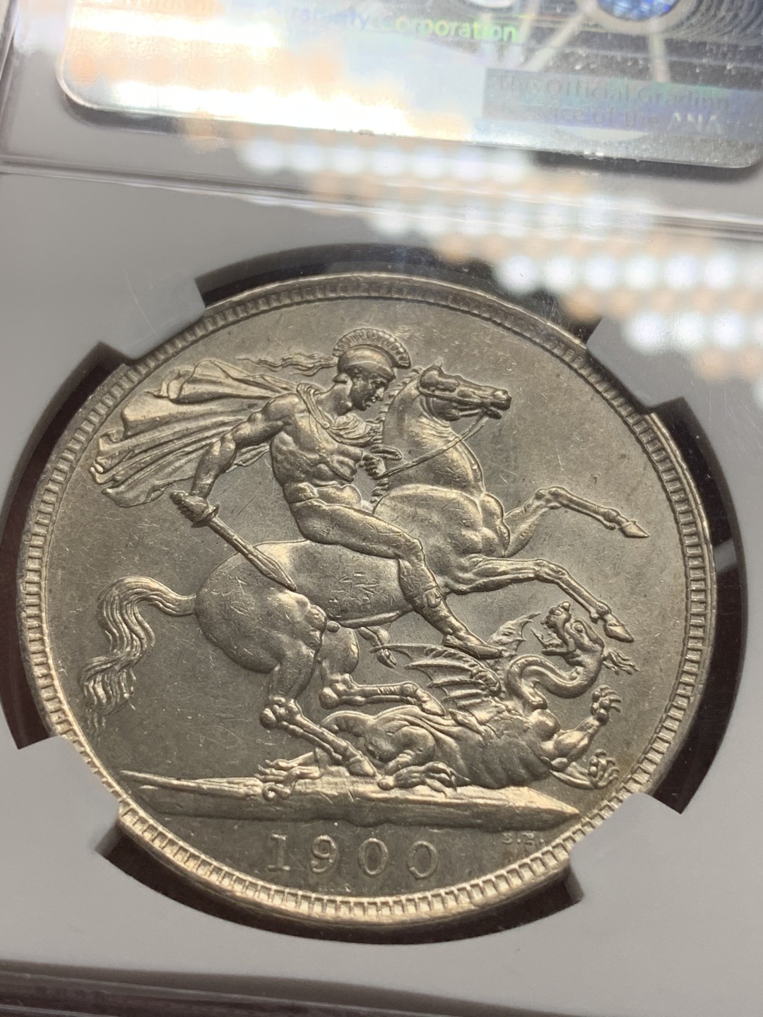 《竞宝斋》中天佳节（端午节特拍）6月12日-周日-第64场 NGC MS61 英国 1900年 LVIII 马剑 1克朗 少见边铭 剑锋可见