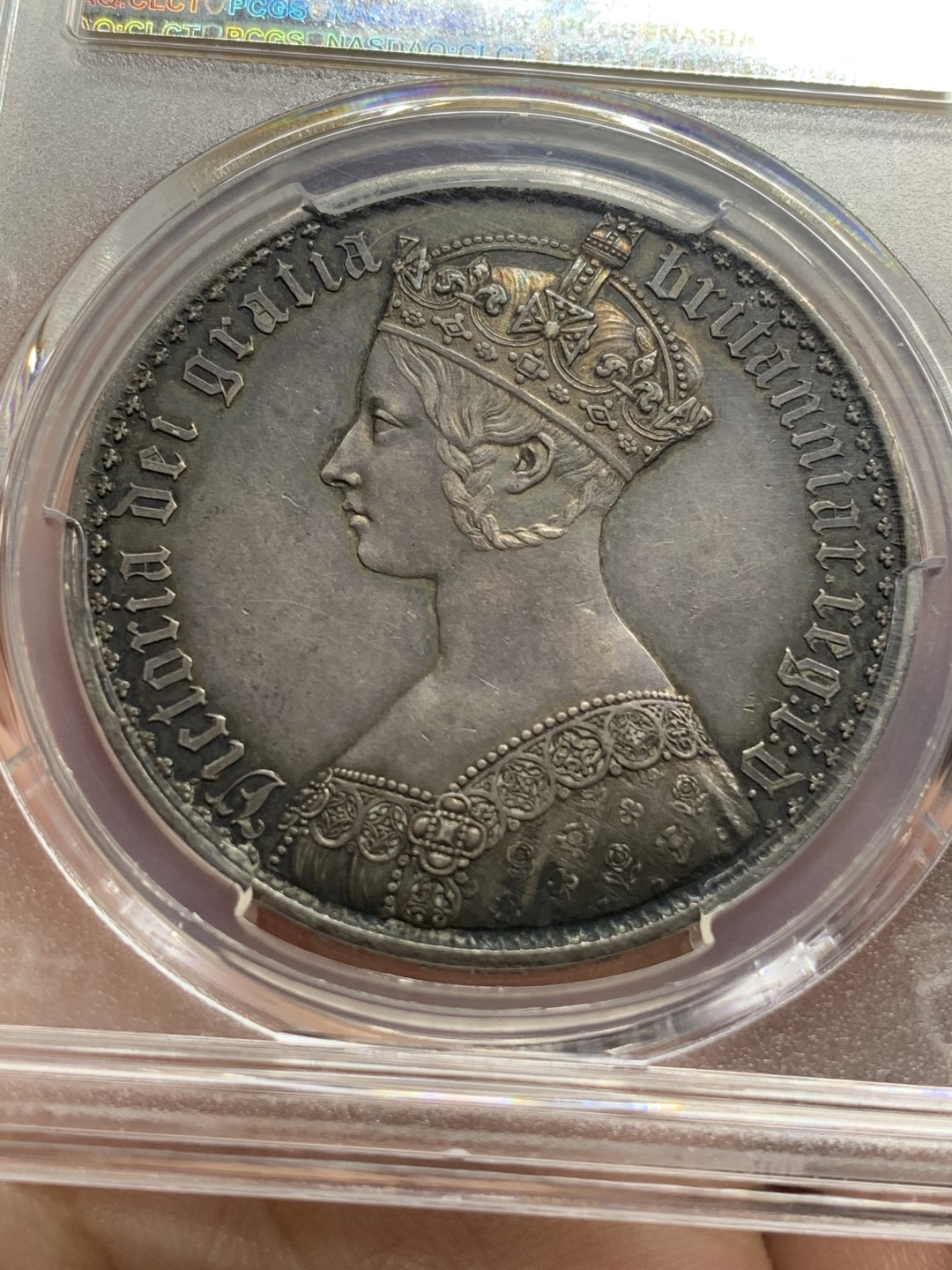 《竞宝斋》中天佳节（端午节特拍）6月12日-周日-第64场 百年经典 PCGS-PR61 英国1847年 维多利亚女王 哥特克朗 五彩包浆 PF精制 精美的花纹 近两百年的传承 钱币收藏者的终身追求