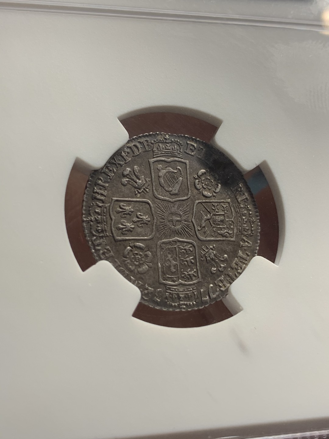 《竞宝斋》中天佳节（端午节特拍）6月12日-周日-第64场 NGC MS62 英国 乔治二世 1732 青年头像 玫瑰与羽毛 6便士银币 细节，包浆都非常难得