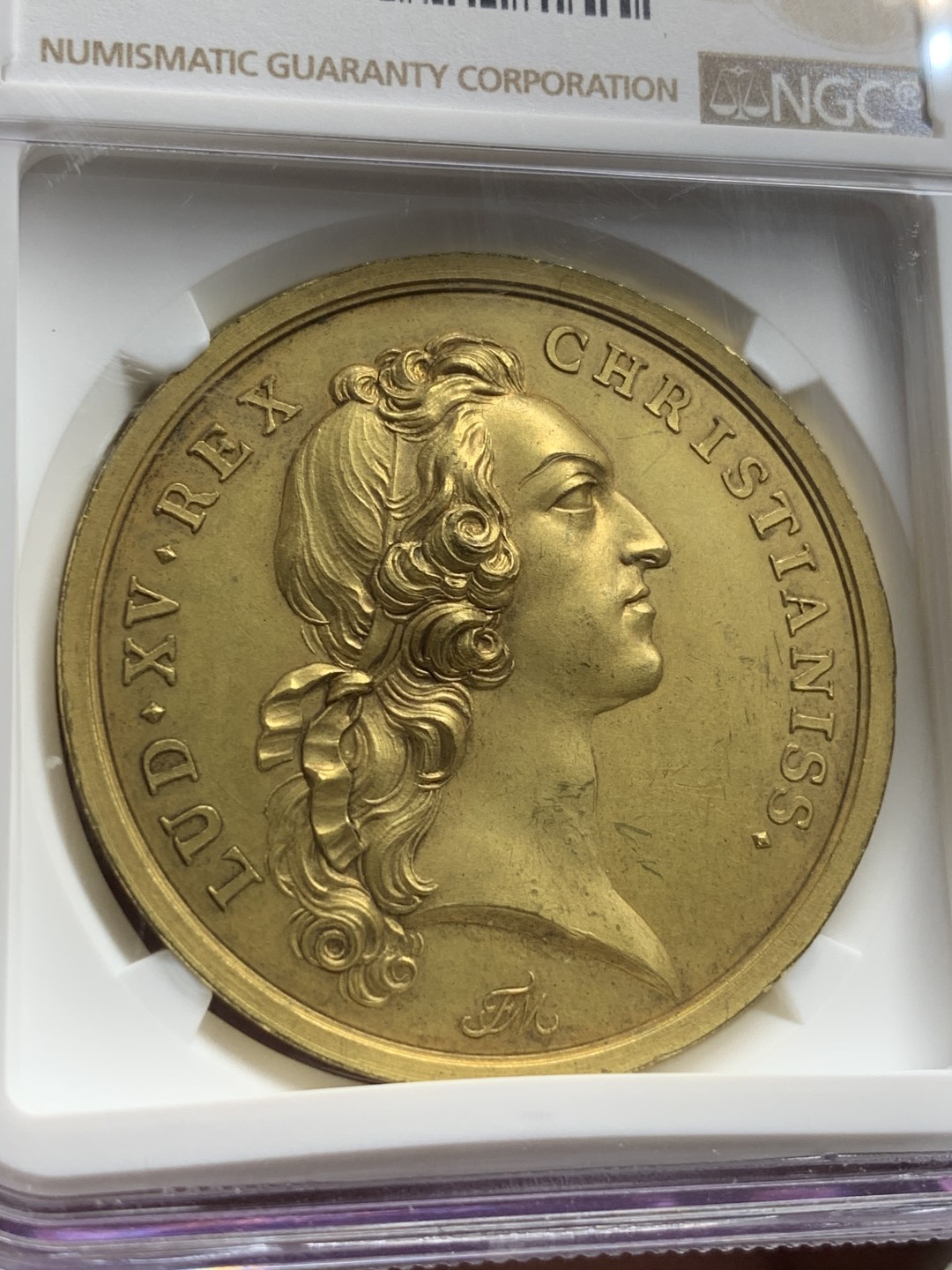 《竞宝斋》中天佳节（端午节特拍）6月12日-周日-第64场 NGC MS63 法国1763年路易十五教堂重建高浮雕镀金纪念章  状态难得，发髻清晰无磨损 加厚盒装