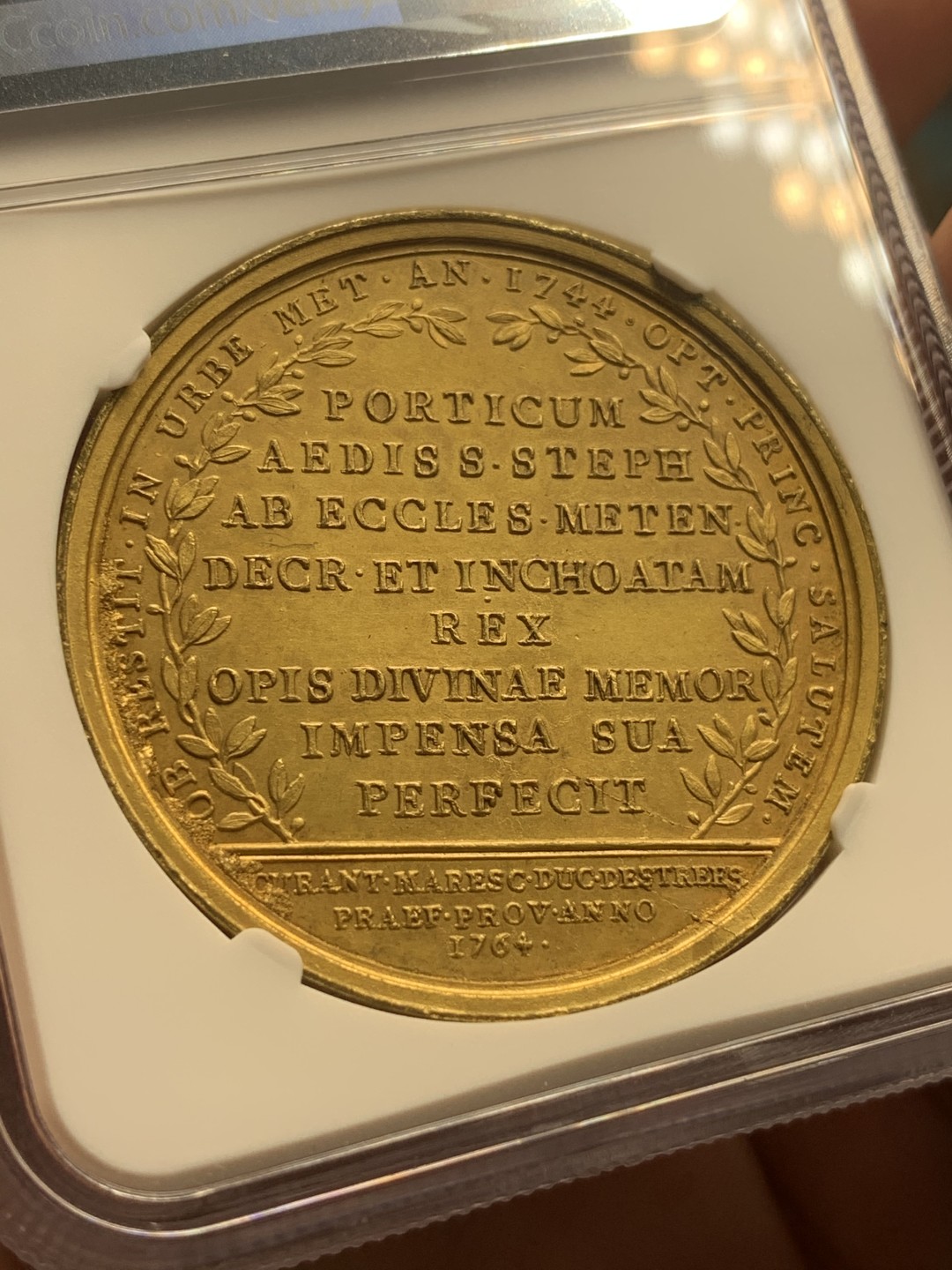 《竞宝斋》中天佳节（端午节特拍）6月12日-周日-第64场 NGC MS63 法国1763年路易十五教堂重建高浮雕镀金纪念章  状态难得，发髻清晰无磨损 加厚盒装