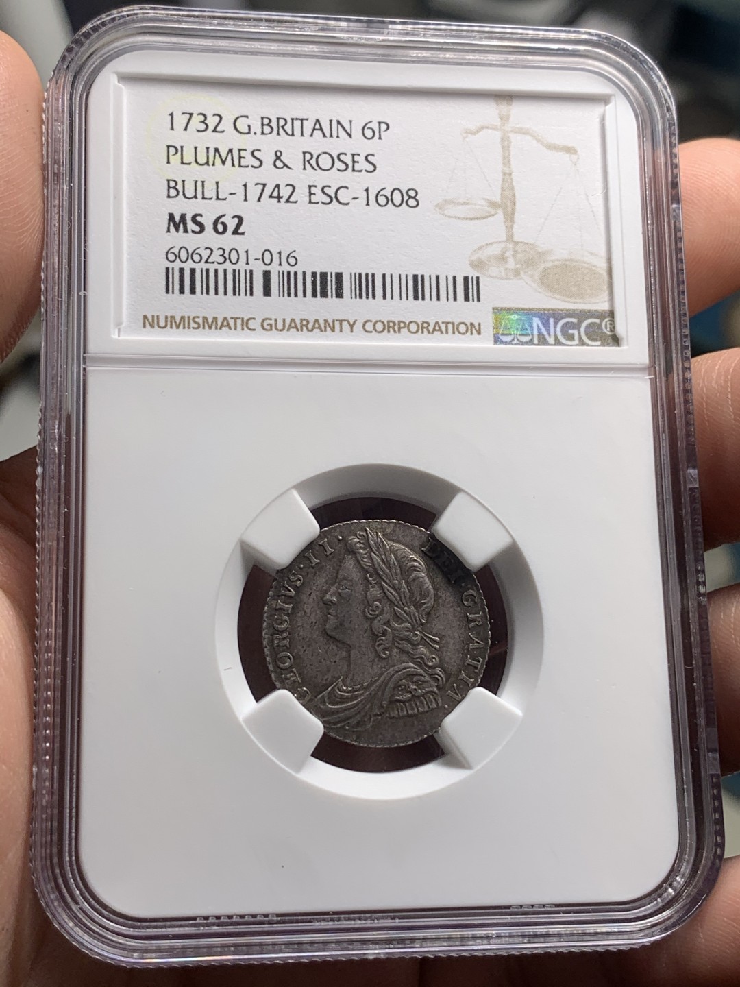 《竞宝斋》中天佳节（端午节特拍）6月12日-周日-第64场 NGC MS62 英国 乔治二世 1732 青年头像 玫瑰与羽毛 6便士银币 细节，包浆都非常难得