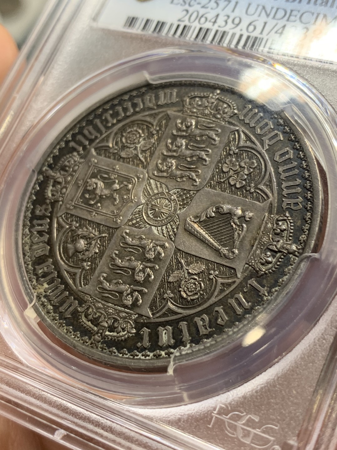 《竞宝斋》中天佳节（端午节特拍）6月12日-周日-第64场 百年经典 PCGS-PR61 英国1847年 维多利亚女王 哥特克朗 五彩包浆 PF精制 精美的花纹 近两百年的传承 钱币收藏者的终身追求