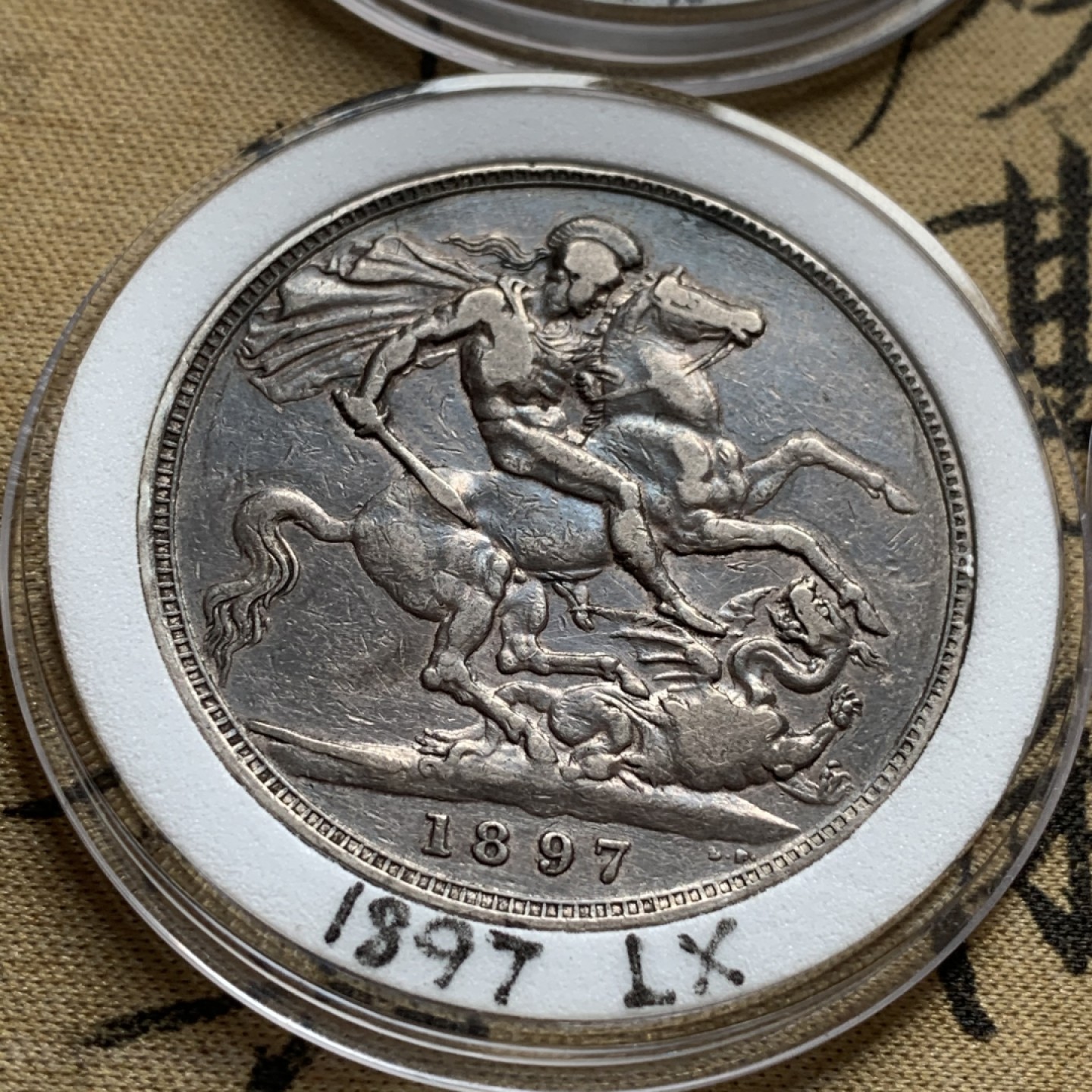 《竞宝斋》中天佳节（端午节特拍）6月12日-周日-第64场 英国 维多利亚 披纱版马剑银币 16枚大全套 囊括除精制版外的所有年份以及不同的边铭，品相基本在XF-AU级别 原味包浆为主 细节看图。