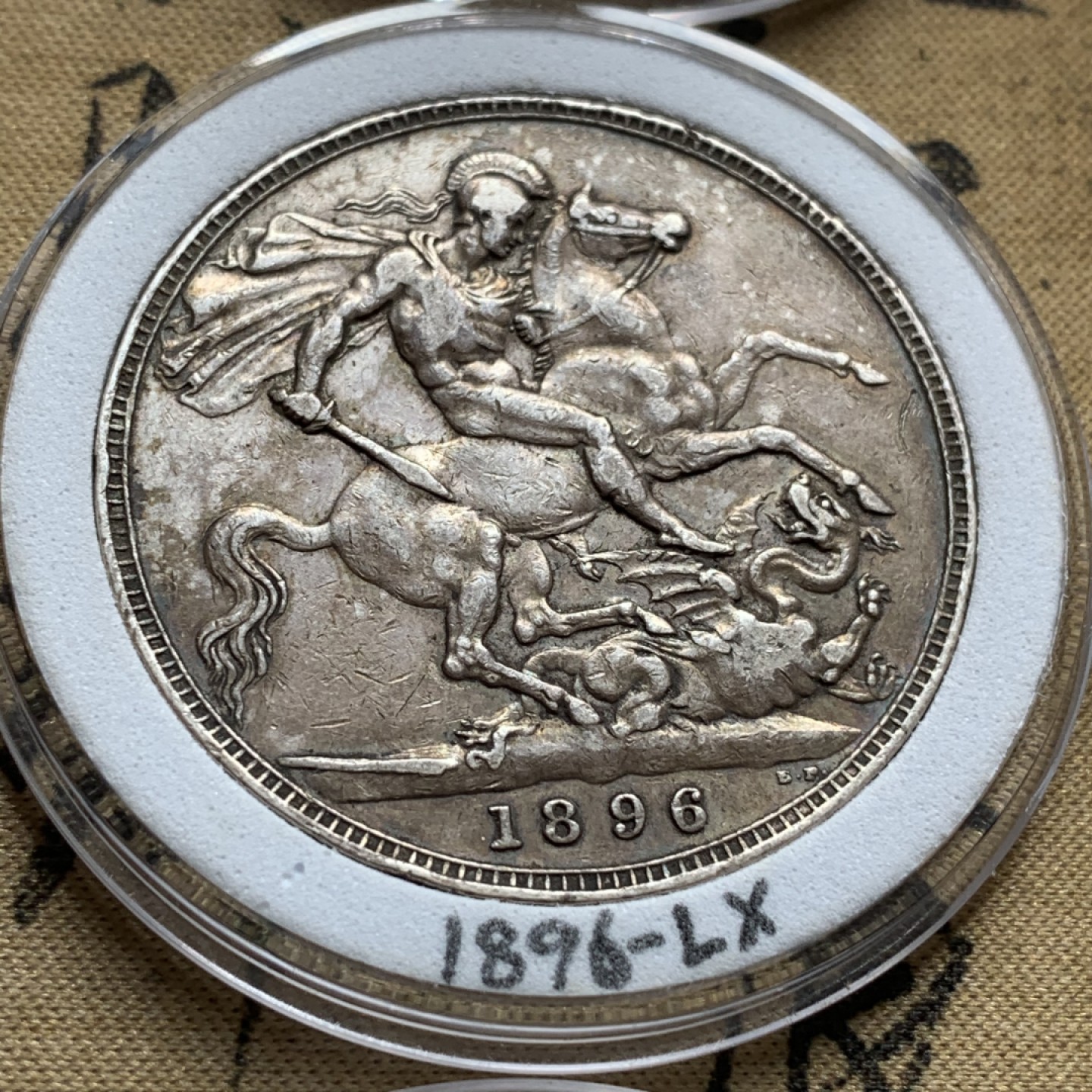 《竞宝斋》中天佳节（端午节特拍）6月12日-周日-第64场 英国 维多利亚 披纱版马剑银币 16枚大全套 囊括除精制版外的所有年份以及不同的边铭，品相基本在XF-AU级别 原味包浆为主 细节看图。