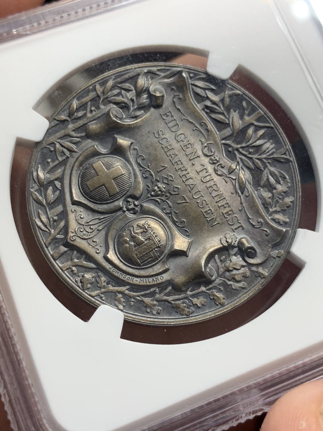 《竞宝斋》中天佳节（端午节特拍）6月12日-周日-第64场 NGC MS65 瑞士1897年沙夫豪森体操节银章 镜面加磨砂工艺 在当时无法想象  正面凹形 底板 更显高浮雕技艺 人物衣服的褶皱清晰 景观精制 难得！