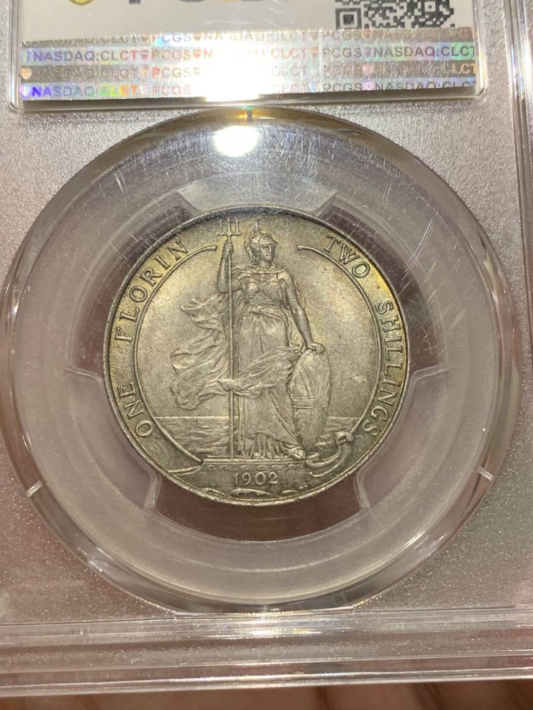 《竞宝斋》中天佳节（端午节特拍）6月12日-周日-第64场 PCGS-MS64 英国1902年 爱德华七世 海神弗罗林银币 五彩包浆在阳光下熠熠生辉，百年前的不列颠尼亚女神仿佛透过历史的层层迷雾凝视着人间！