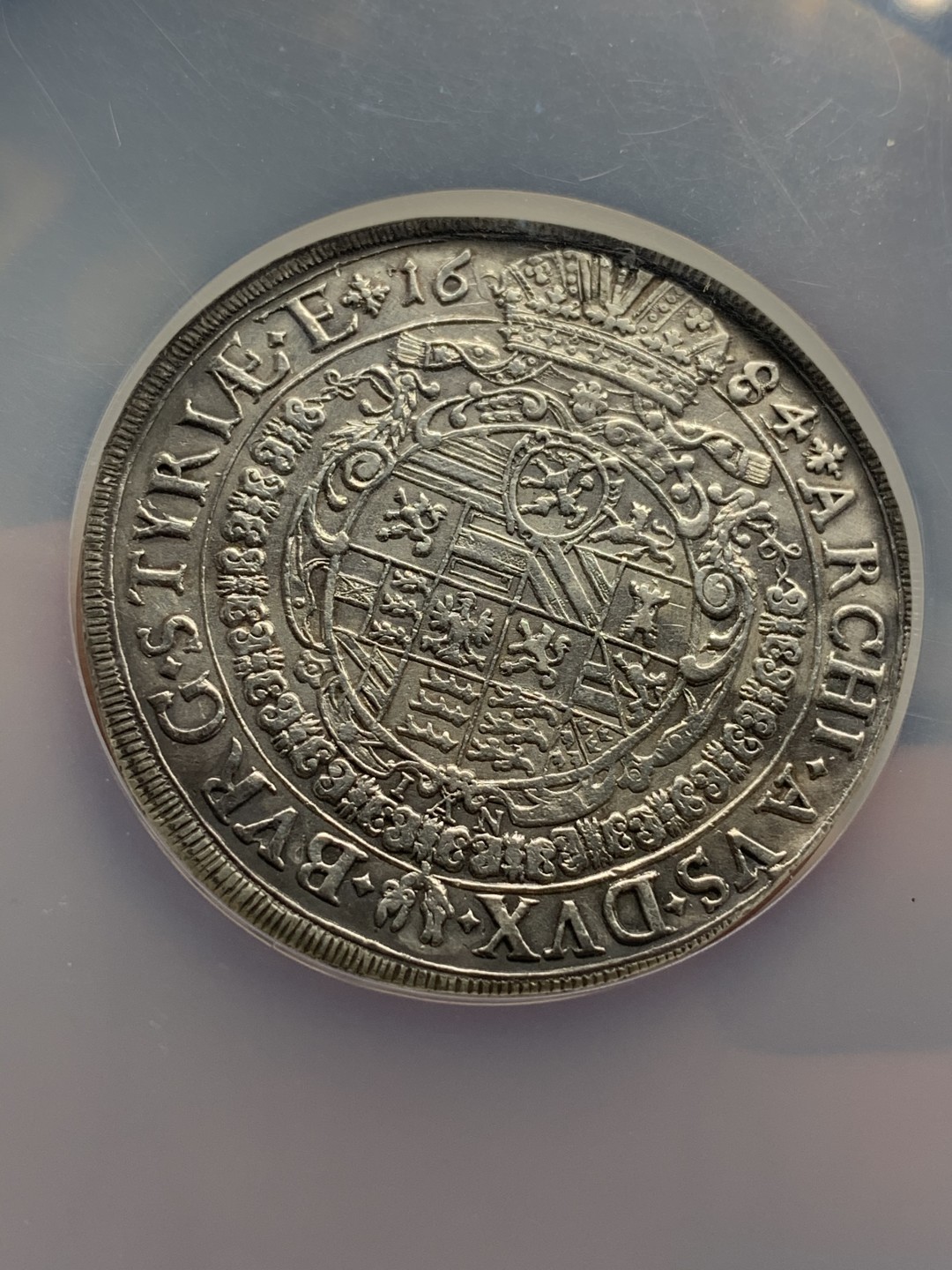 《竞宝斋》中天佳节（端午节特拍）6月12日-周日-第64场 NGC-AU 神圣罗马帝国 1684/2 年骑字版，利奥波德大泰勒格拉兹厂出品原光全深打，比hall厂珍稀多了 标注为：PLUGGED  细节看图