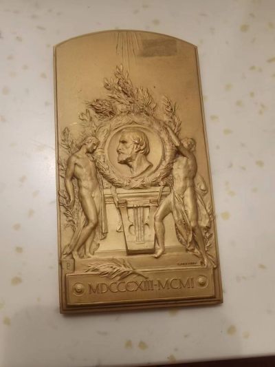 好章还需好盒衬 - 1901年意大利作曲家朱塞佩·威尔第逝世镀金铜牌 