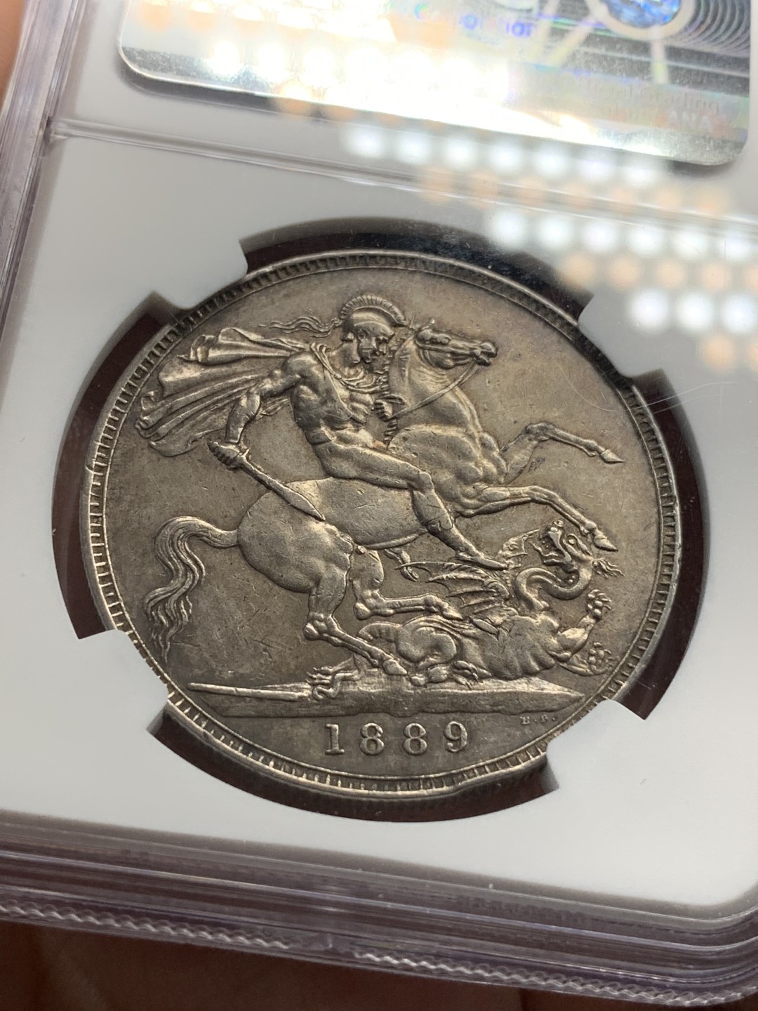 《竞宝斋》中天佳节（端午节特拍）6月12日-周日-第64场 NGC-AU53 英国1889 高冠马剑 深彩包浆 给分不容易