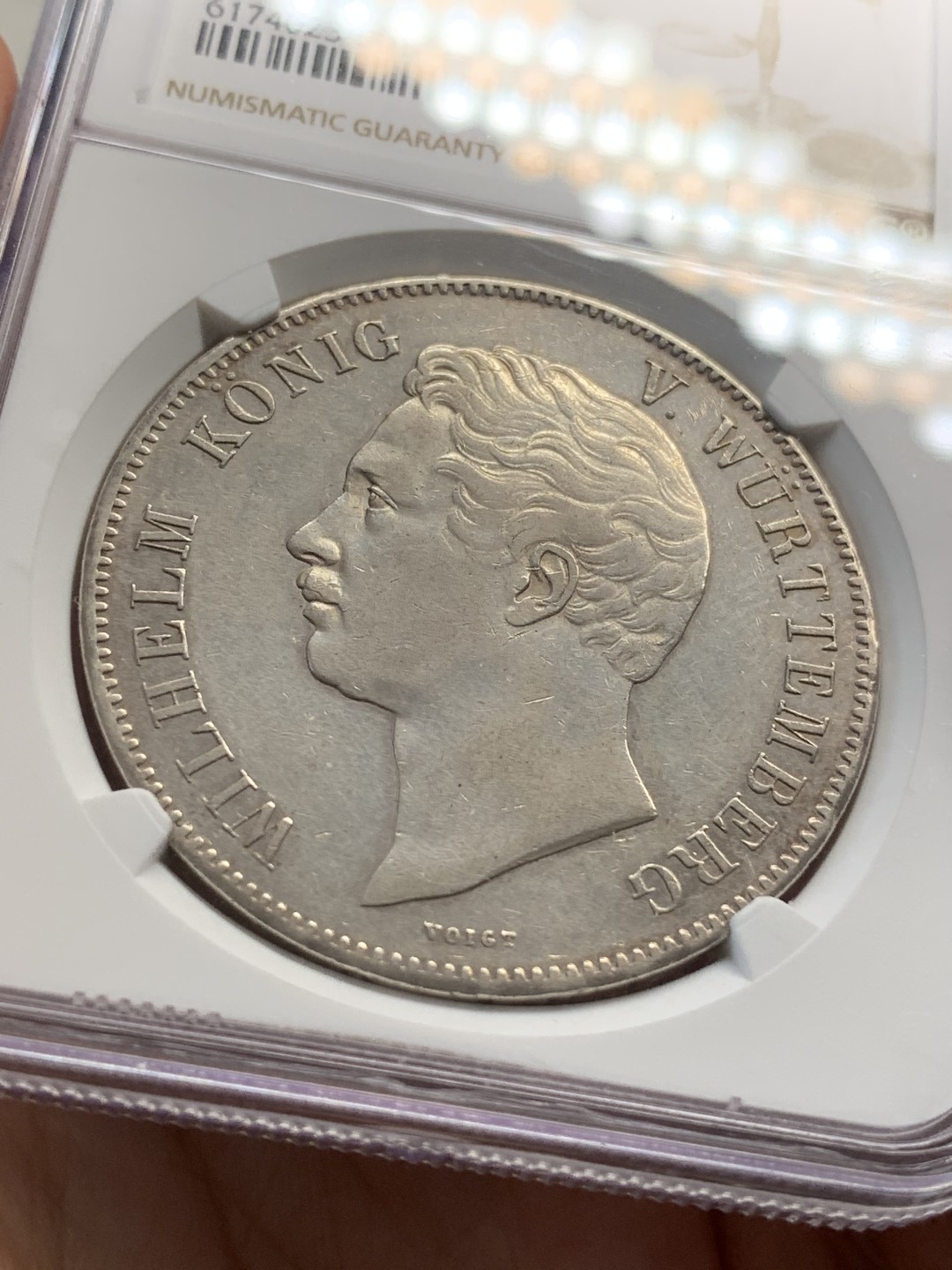 《竞宝斋》中天佳节（端午节特拍）6月12日-周日-第64场 NGC AU 德国 1855年 符腾堡 2泰勒 37克的大银币 细节非常不错，背面淡金色包浆 人物状态也不错