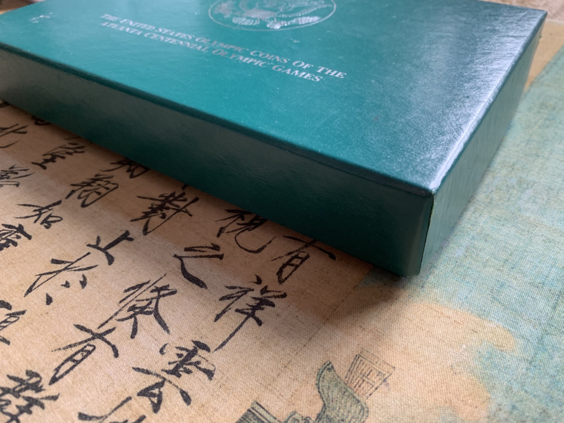 《竞宝斋》中天佳节（端午节特拍）6月12日-周日-第64场 美国 1996年 亚特兰大 奥运会 精制 1美元 银币 8枚套，原盒带证书 保存的非常好 非常少见的一套 单枚重量26.73克 900银