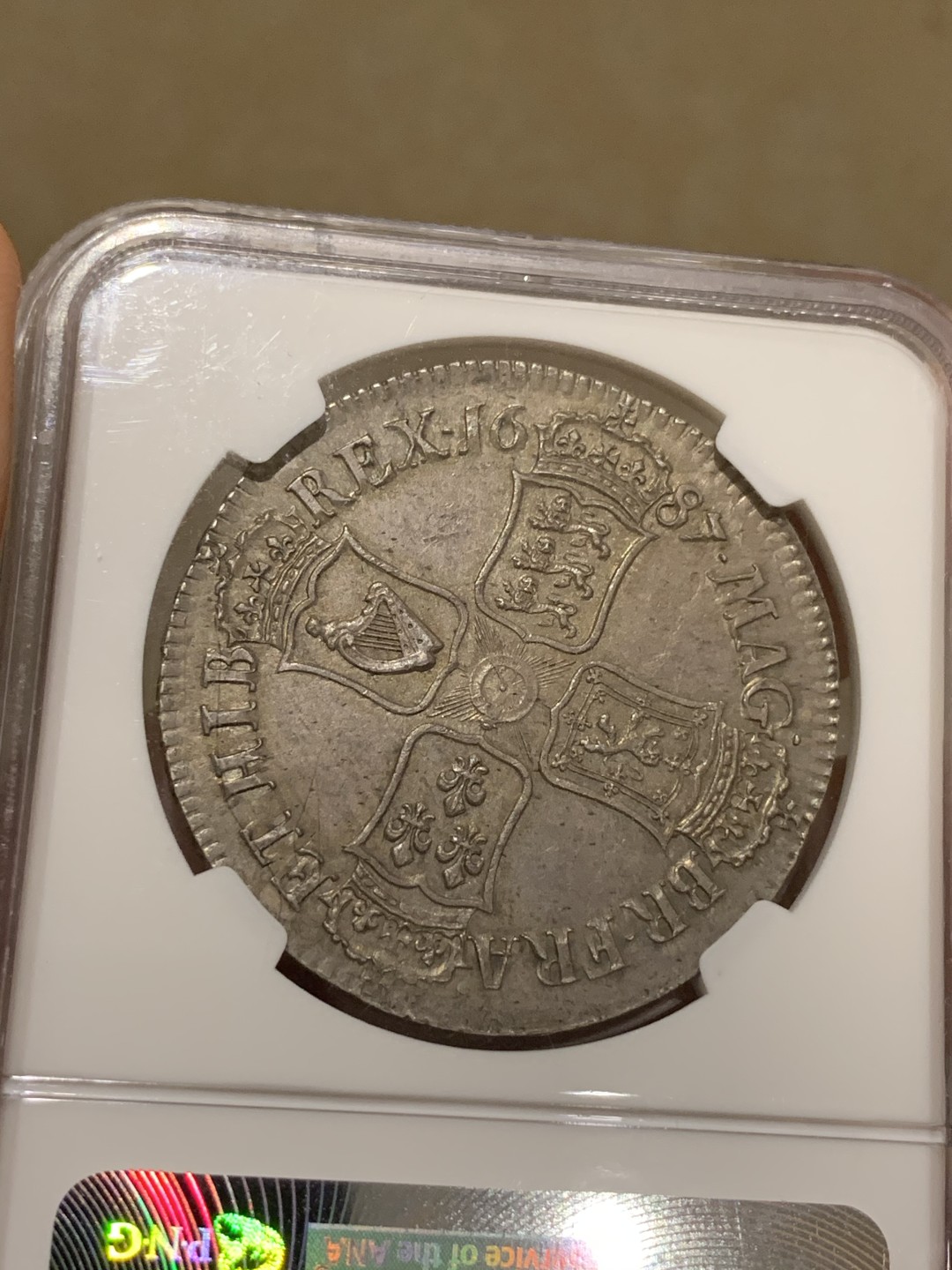 《竞宝斋》中天佳节（端午节特拍）6月12日-周日-第64场 NGC MS63 1687年英国詹姆斯二世克朗 斯图亚特王朝复辟后的第二位国王，全币深打，紫罗兰包浆，阳光下五彩，状态出众