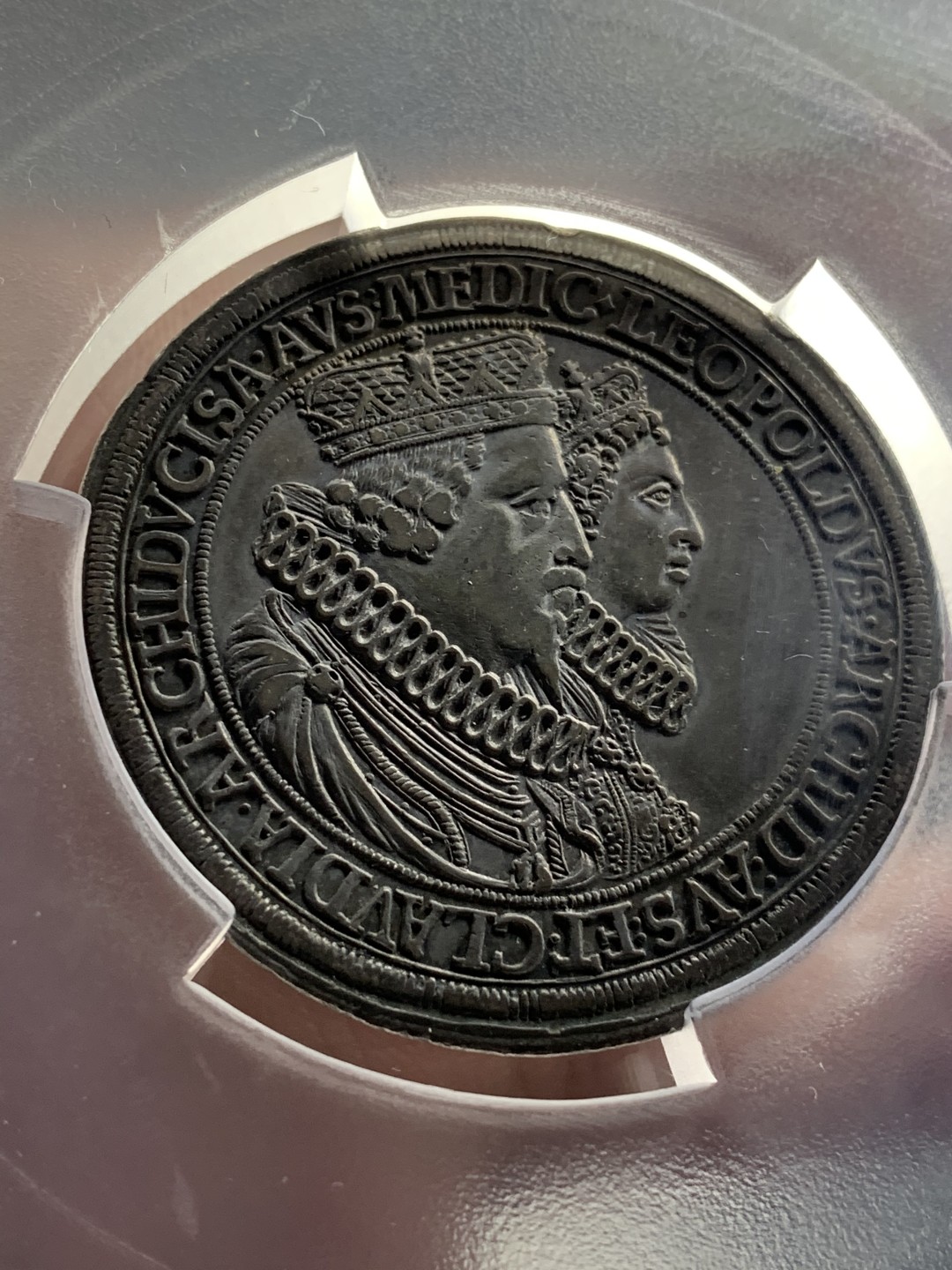 《竞宝斋》中天佳节（端午节特拍）6月12日-周日-第64场 PCGS AU50 神圣罗马帝国 1626年 利奥波德五世和美第奇大公大婚 2泰勒银币（重57） 纯黑深五彩包浆 没有铸裂，双面全深打 难得品相