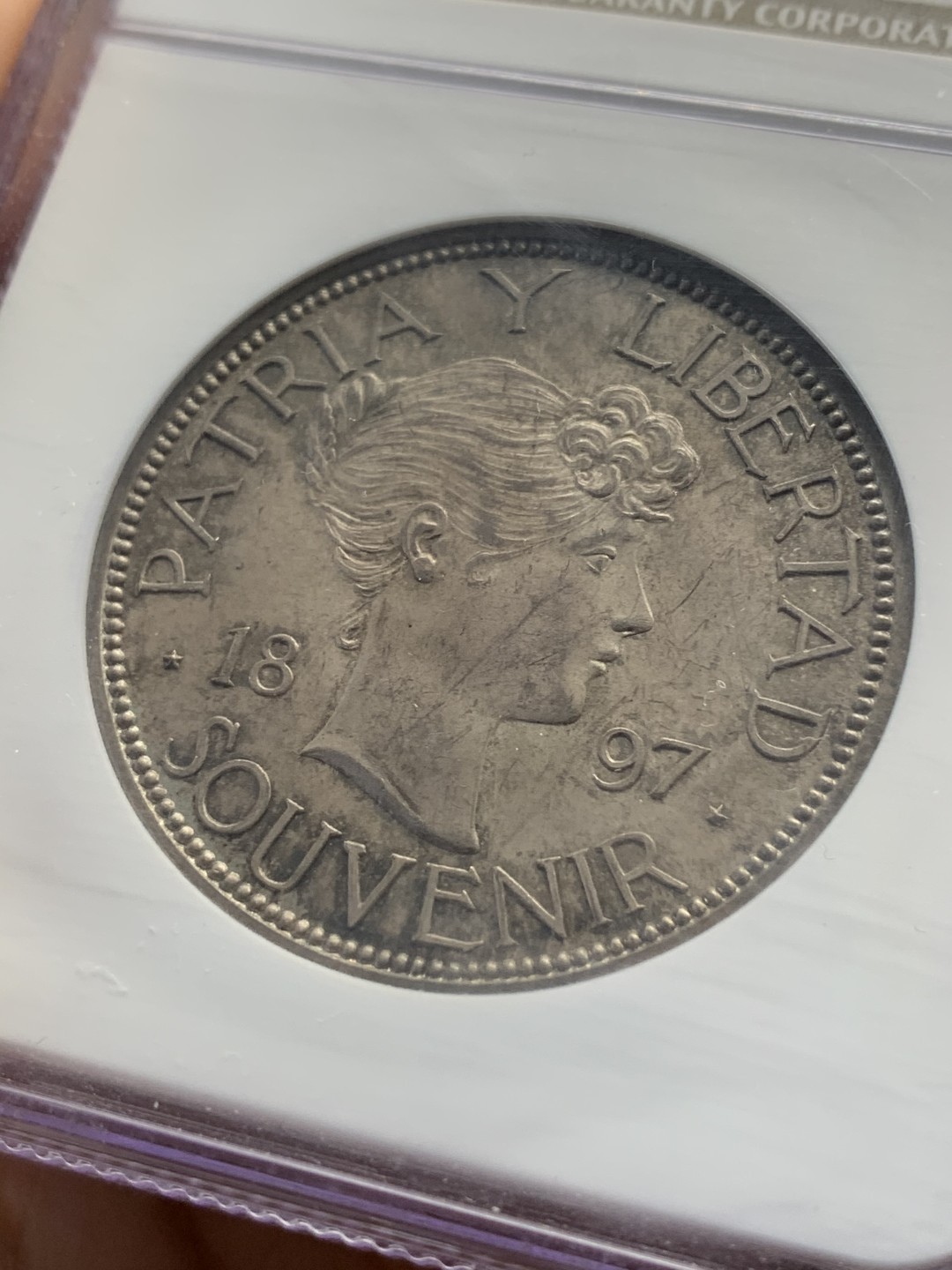 《竞宝斋》中天佳节（端午节特拍）6月12日-周日-第64场 NGC MS64 古巴  1897年 女神 1比索银币 双面均匀的深咖色包浆 1897年古巴独立爱国者在纽约制作的第一枚纪念银币 第一次在钱币上出现古巴盾徽图案 具有非凡意义