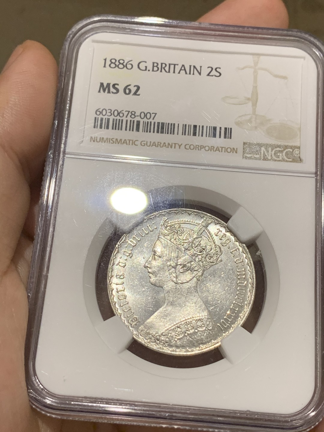 《竞宝斋》中天佳节（端午节特拍）6月12日-周日-第64场 NGC-MS62 英国1886 哥特福林 2先令 热门品种 这个分数给的还是太马虎了 特别是背面可以说完美