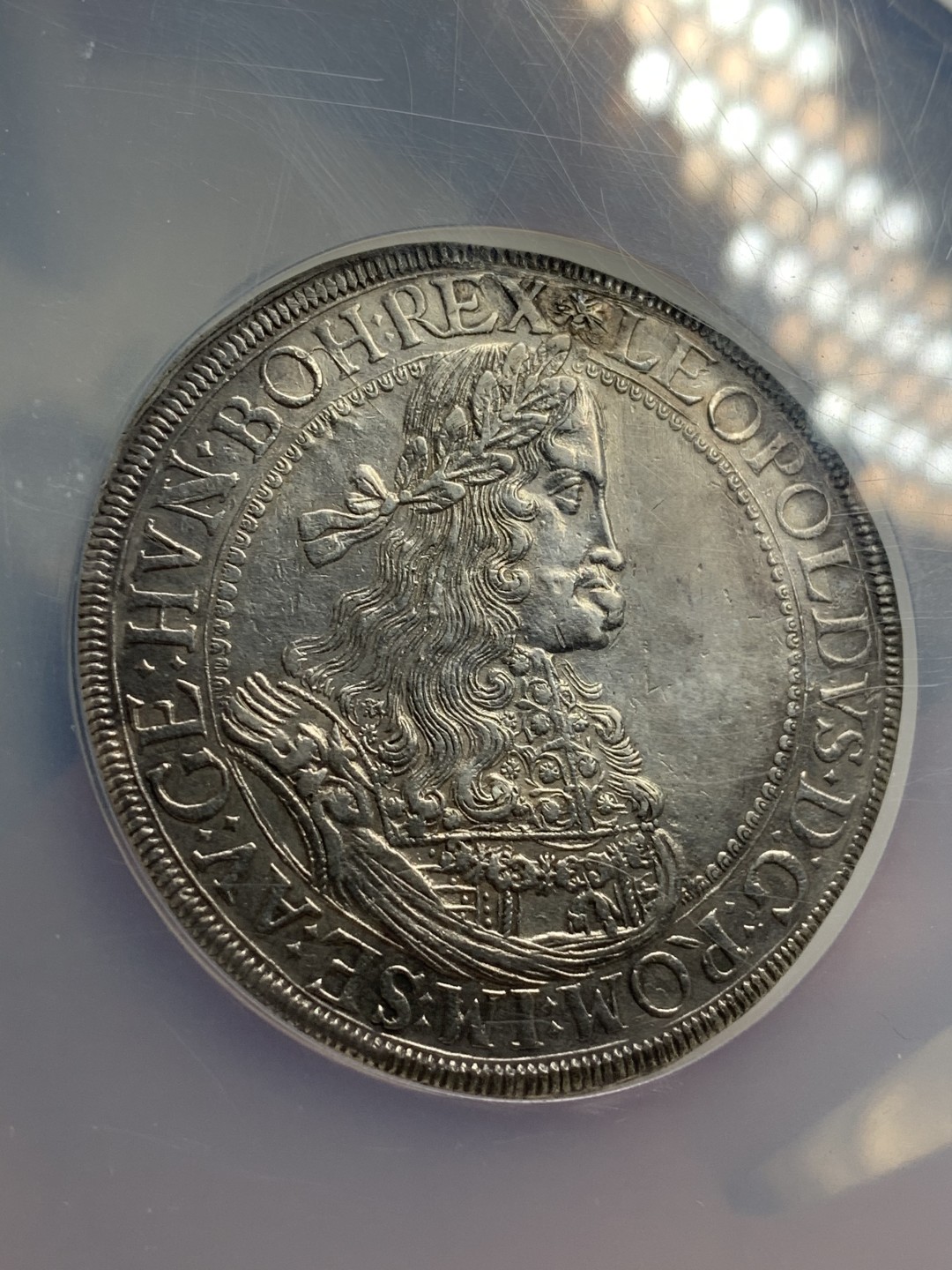 《竞宝斋》中天佳节（端午节特拍）6月12日-周日-第64场 NGC-AU 神圣罗马帝国 1684/2 年骑字版，利奥波德大泰勒格拉兹厂出品原光全深打，比hall厂珍稀多了 标注为：PLUGGED  细节看图