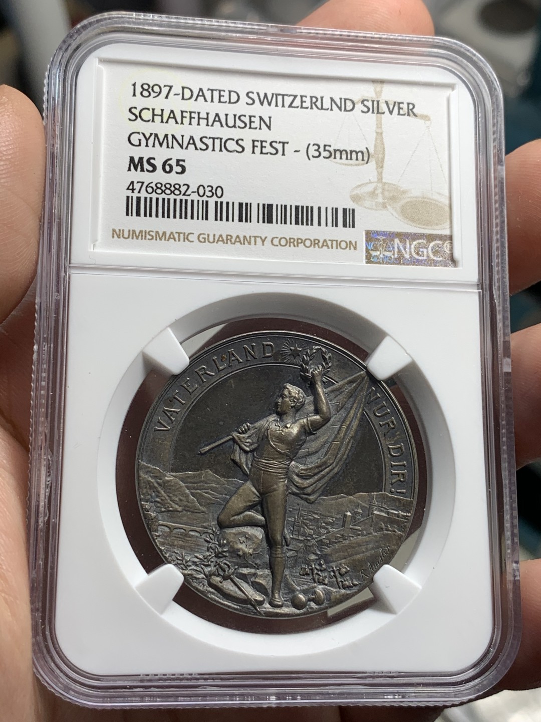 《竞宝斋》中天佳节（端午节特拍）6月12日-周日-第64场 NGC MS65 瑞士1897年沙夫豪森体操节银章 镜面加磨砂工艺 在当时无法想象  正面凹形 底板 更显高浮雕技艺 人物衣服的褶皱清晰 景观精制 难得！