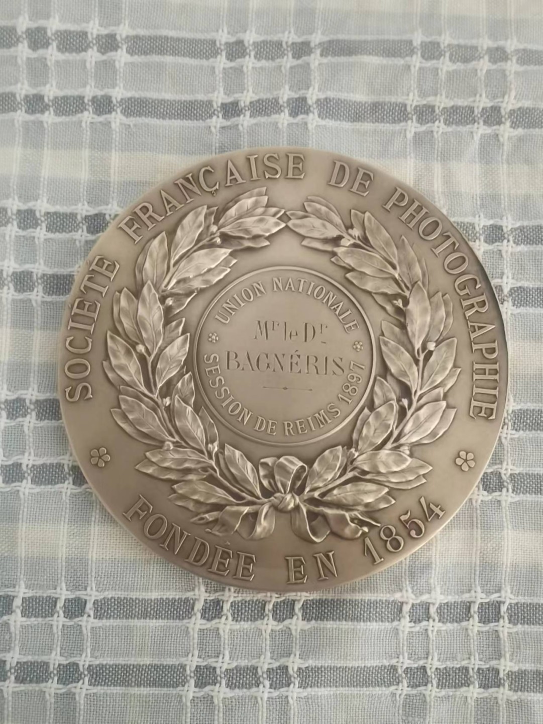 好章还需好盒衬 1897年法国摄影协会银章