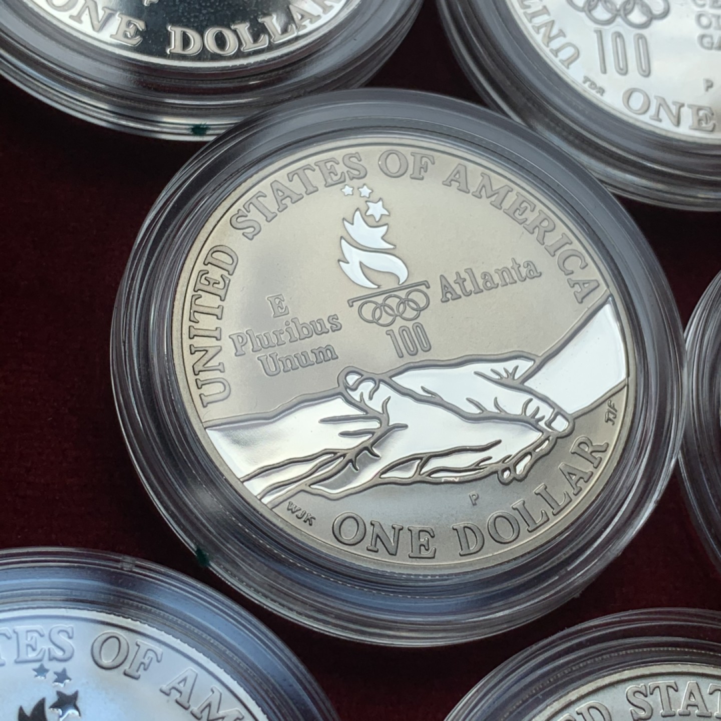 《竞宝斋》中天佳节（端午节特拍）6月12日-周日-第64场 美国 1996年 亚特兰大 奥运会 精制 1美元 银币 8枚套，原盒带证书 保存的非常好 非常少见的一套 单枚重量26.73克 900银
