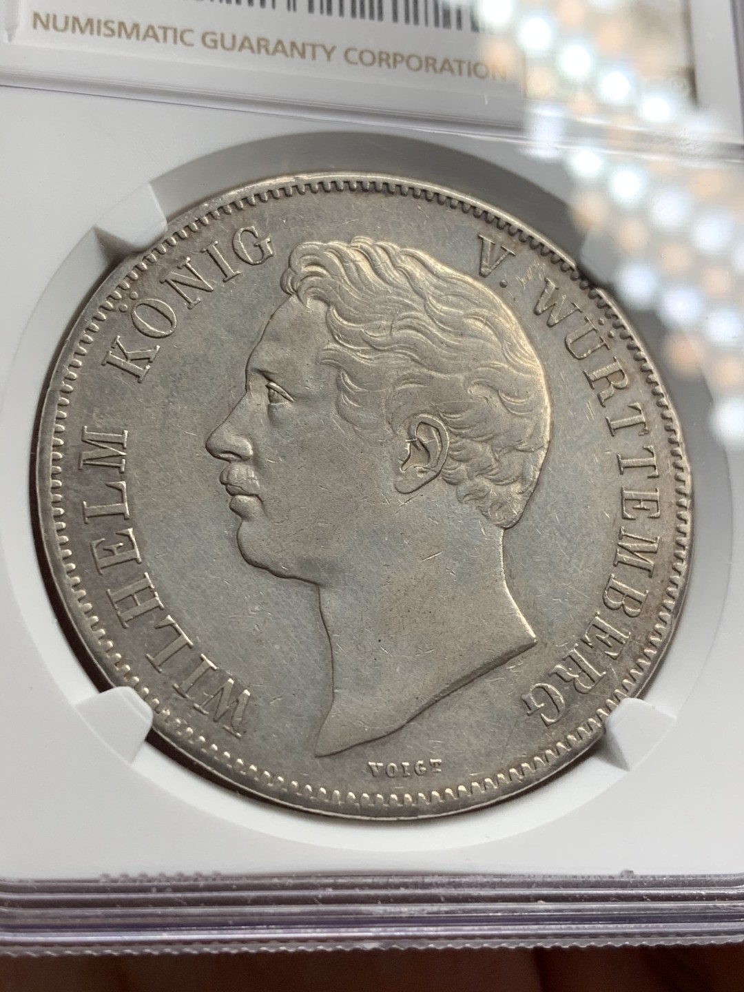 《竞宝斋》中天佳节（端午节特拍）6月12日-周日-第64场 NGC AU 德国 1855年 符腾堡 2泰勒 37克的大银币 细节非常不错，背面淡金色包浆 人物状态也不错