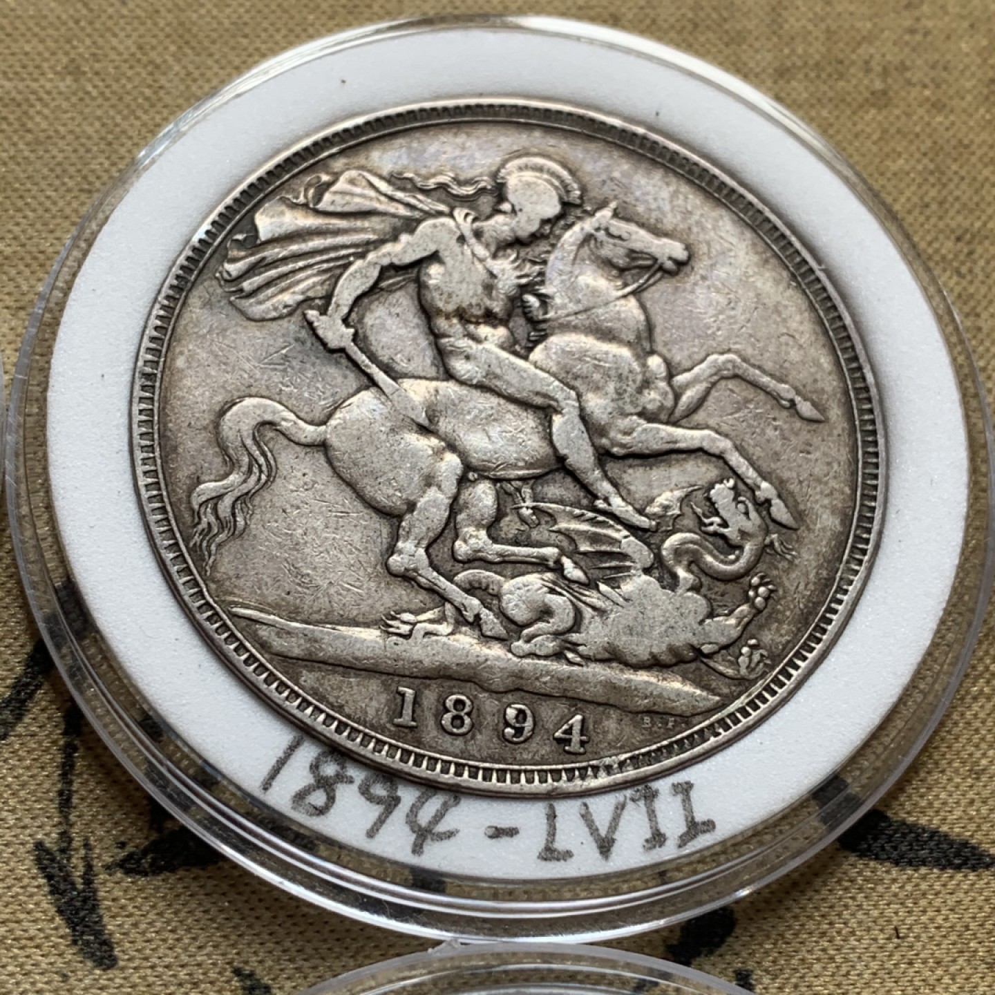 《竞宝斋》中天佳节（端午节特拍）6月12日-周日-第64场 英国 维多利亚 披纱版马剑银币 16枚大全套 囊括除精制版外的所有年份以及不同的边铭，品相基本在XF-AU级别 原味包浆为主 细节看图。